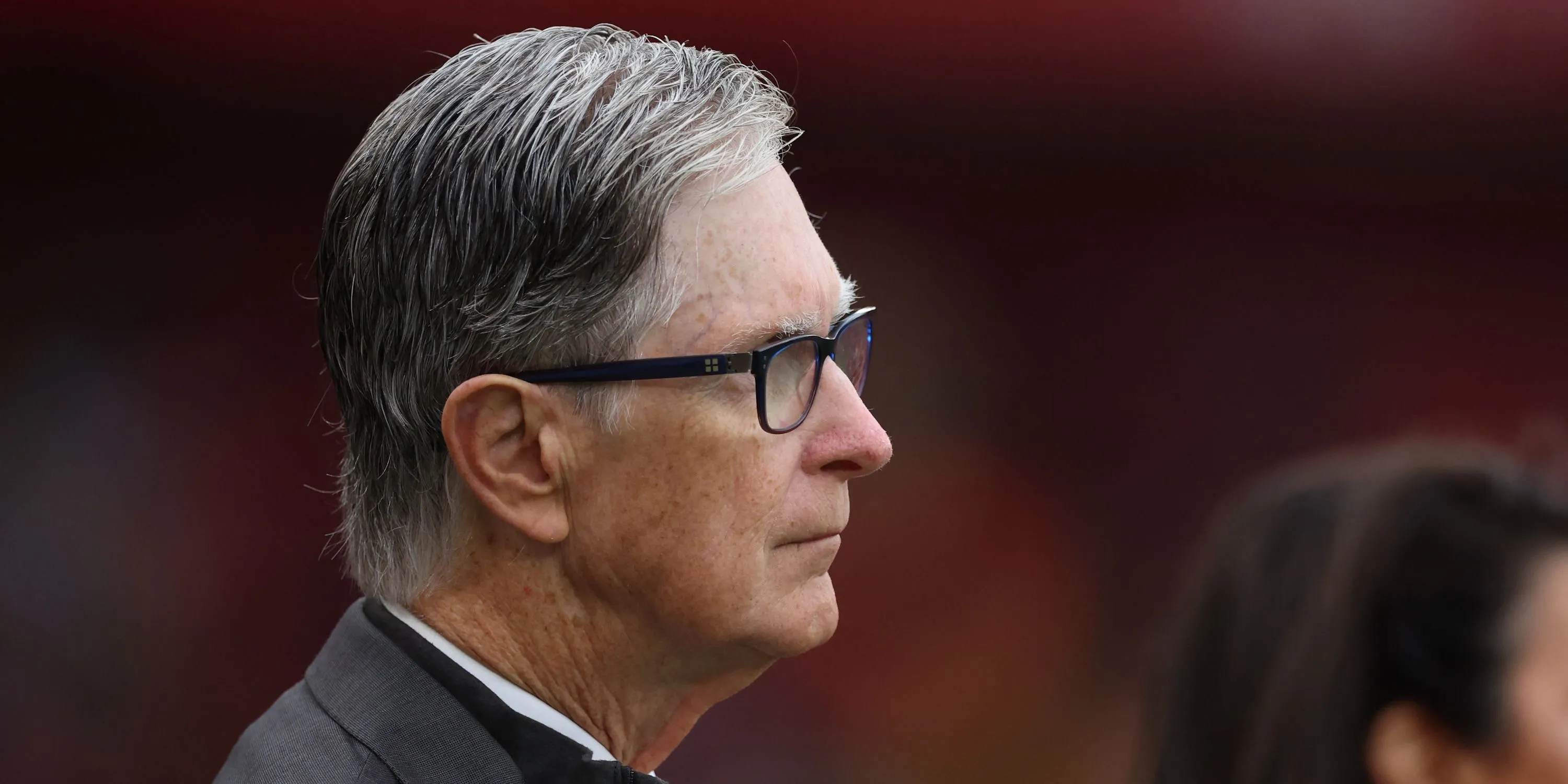 Chủ sở hữu Liverpool John W. Henry được chụp ảnh trước trận đấu