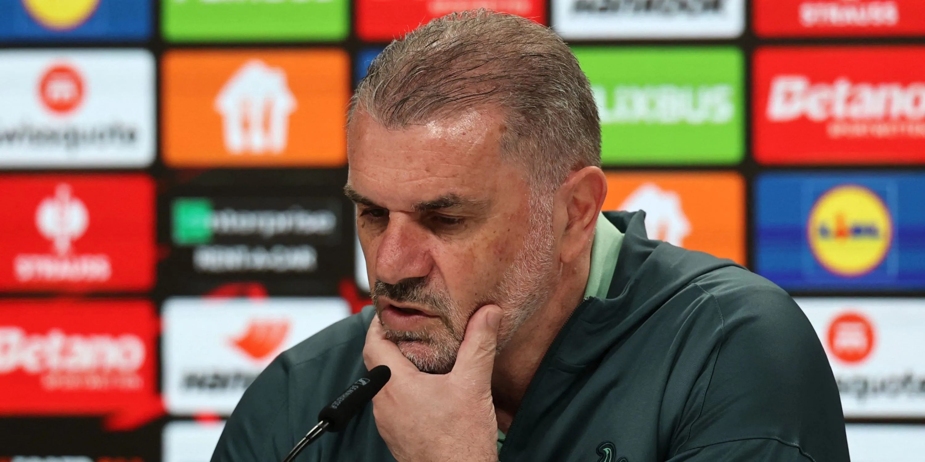 HLV Ange Postecoglou của Tottenham trong trận đấu Europa League