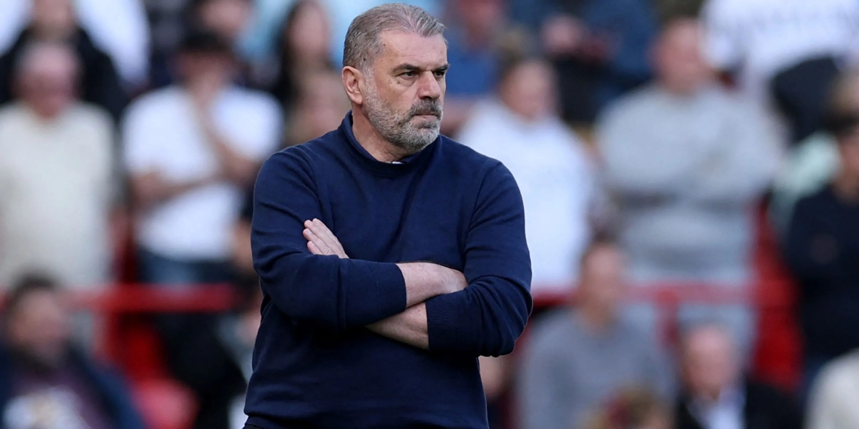 HLV Tottenham Hotspur Ange Postecoglou quan sát trận đấu