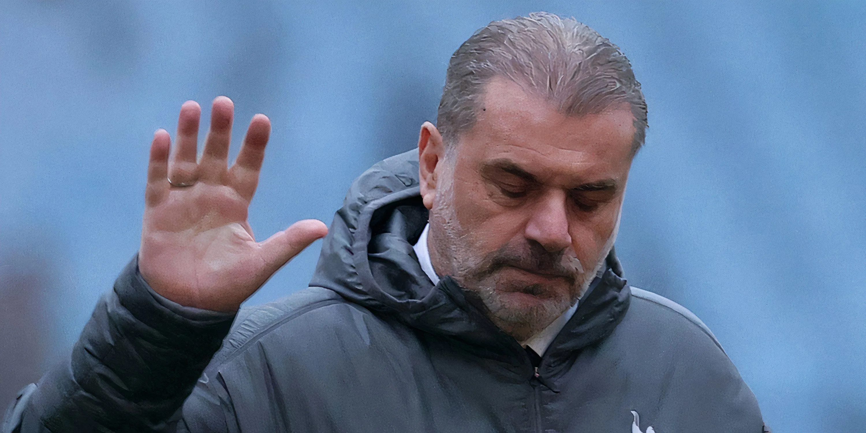 Huấn luyện viên Tottenham Ange Postecoglou giơ tay phát biểu trong một buổi họp báo hoặc chỉ đạo chiến thuật trên sân tập