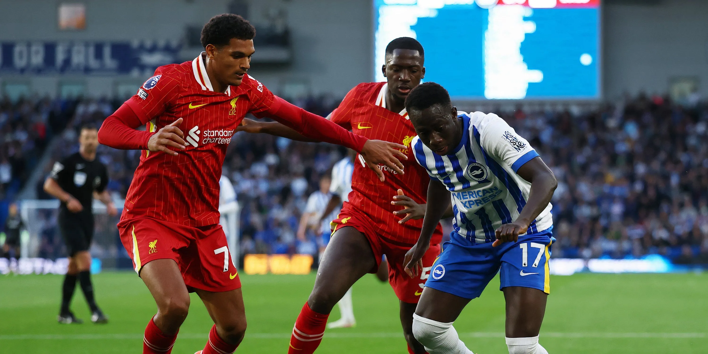 Jarell Quansah và Ibrahima Konate của Liverpool trên sân