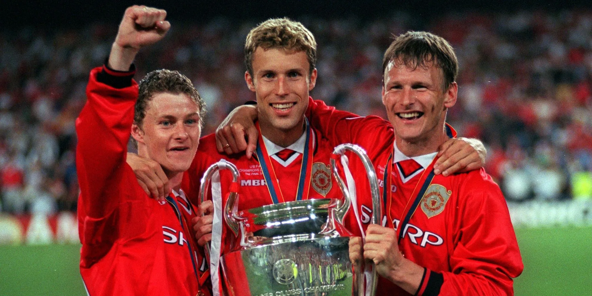 Ole Gunnar Solskjaer, Ronny Johnsen và Teddy Sheringham ăn mừng cú ăn ba lịch sử của Manchester United năm 1999