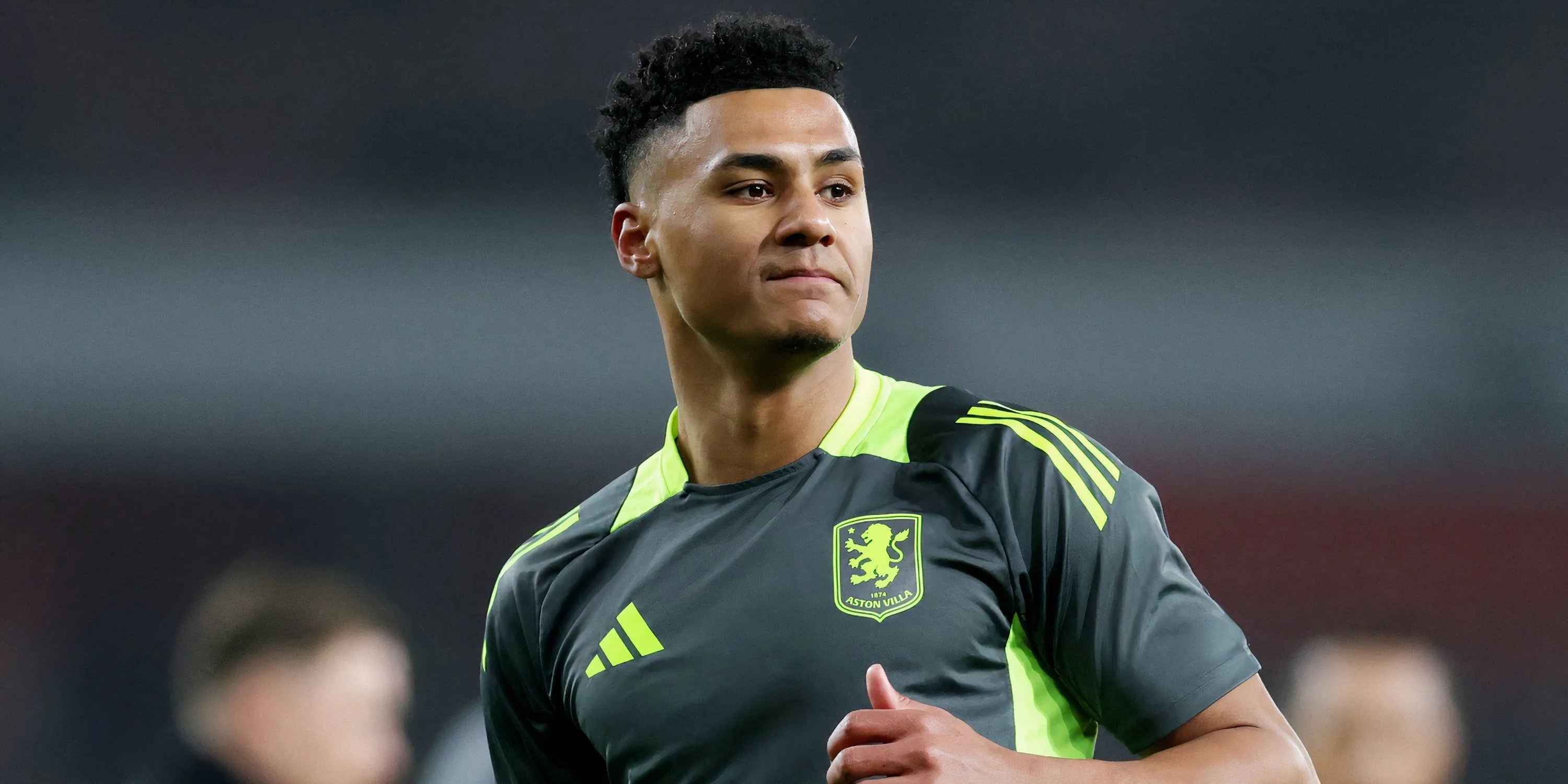Tiền đạo Ollie Watkins trong buổi khởi động cùng Aston Villa