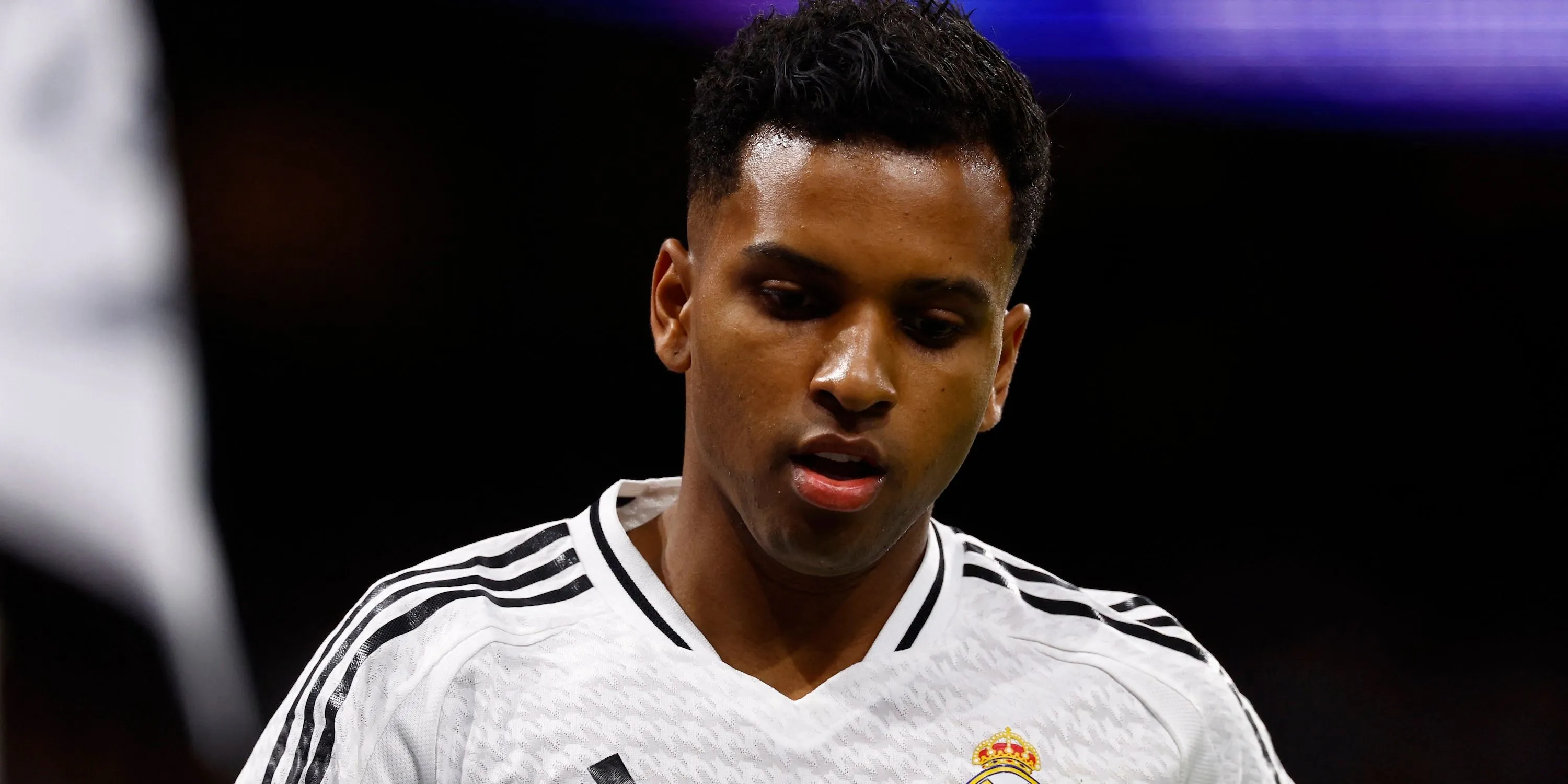 Tiền đạo Rodrygo của Real Madrid nhìn về phía xa