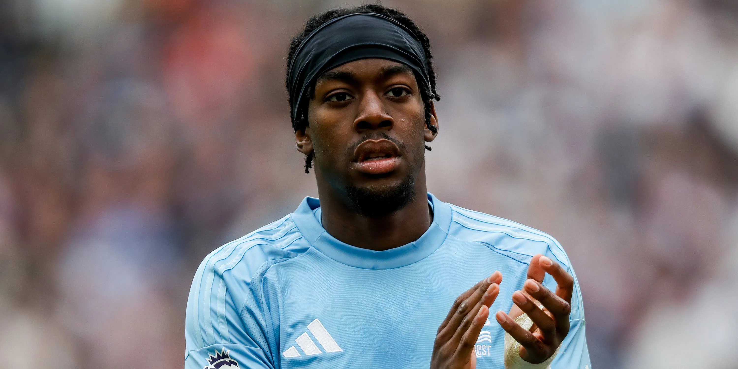 Anthony Elanga vẫy chào người hâm mộ Nottingham Forest