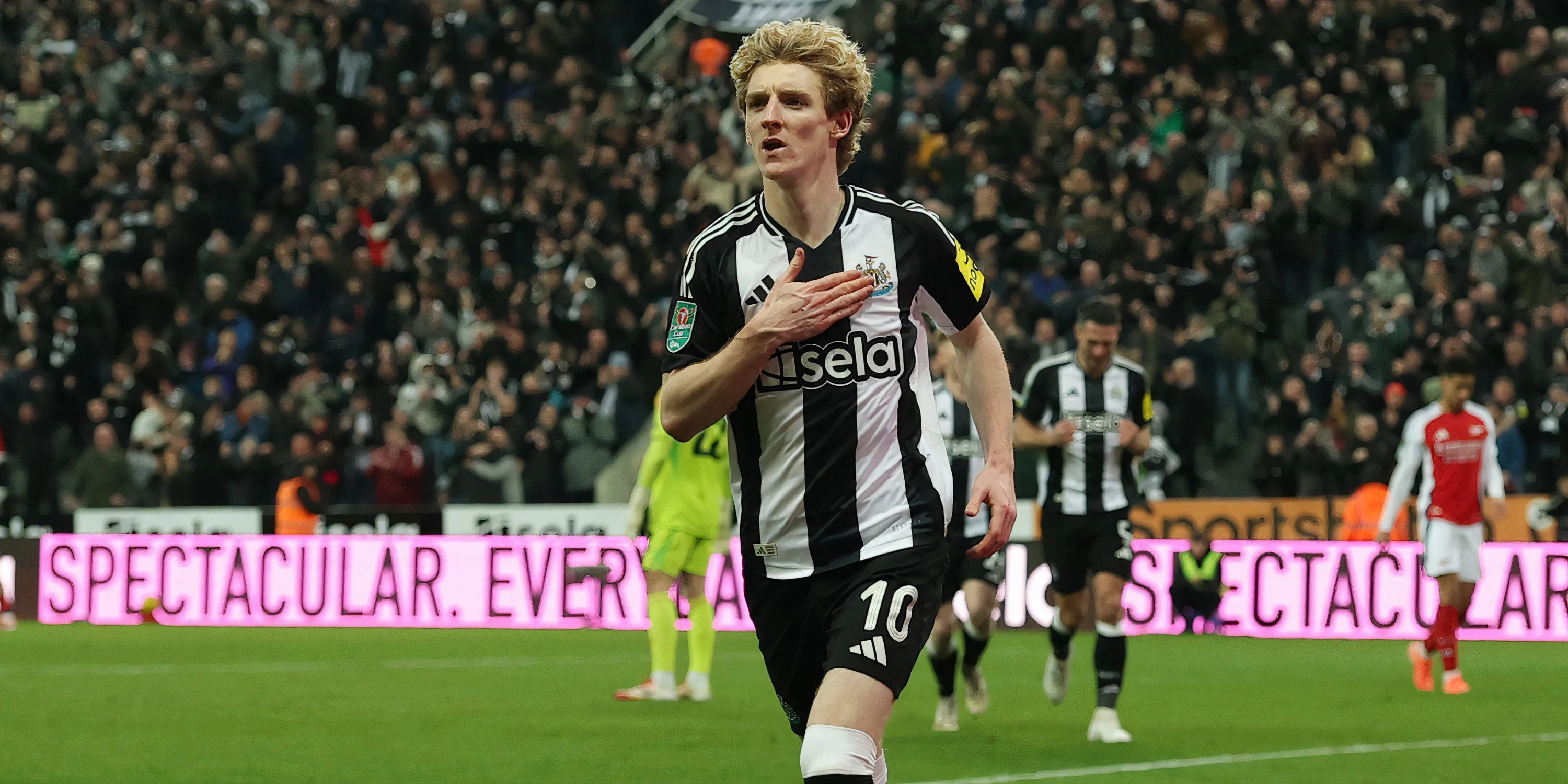 Anthony Gordon trong màu áo Newcastle United cùng HLV Howe