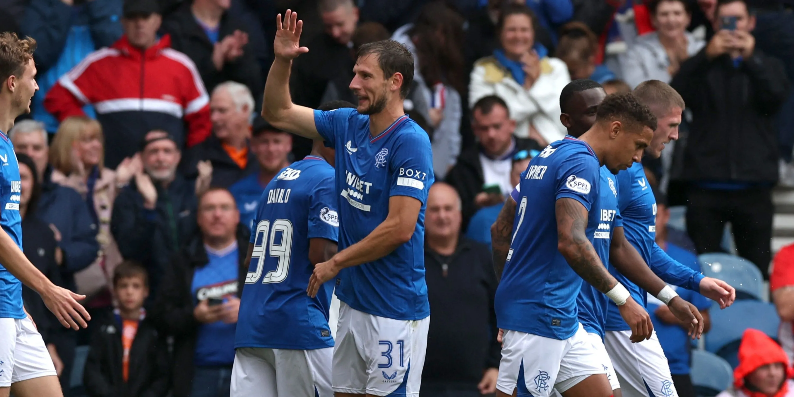 Borna Barisic trong màu áo Rangers ăn mừng danh hiệu