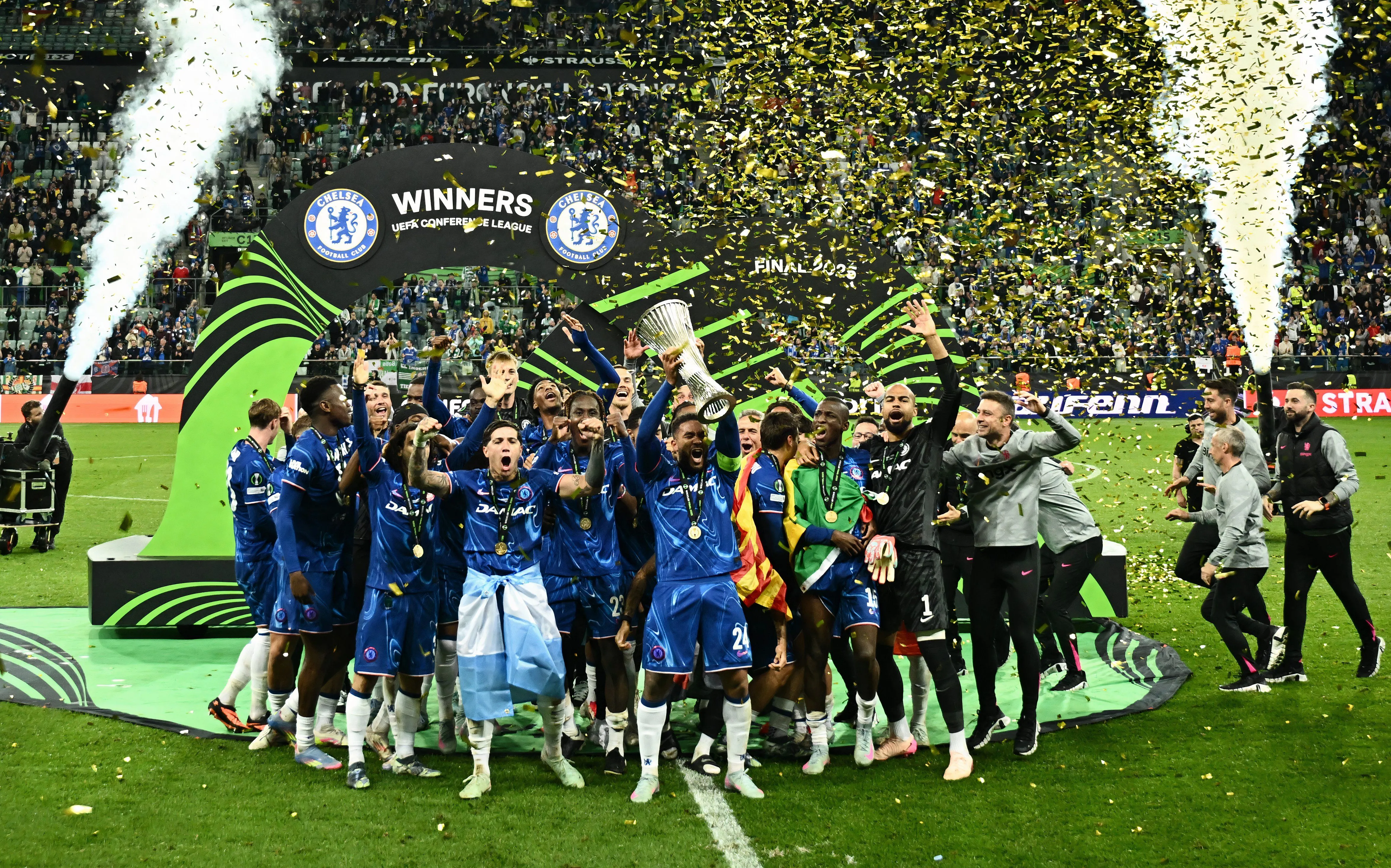 Các cầu thủ Chelsea ăn mừng chức vô địch Europa Conference League