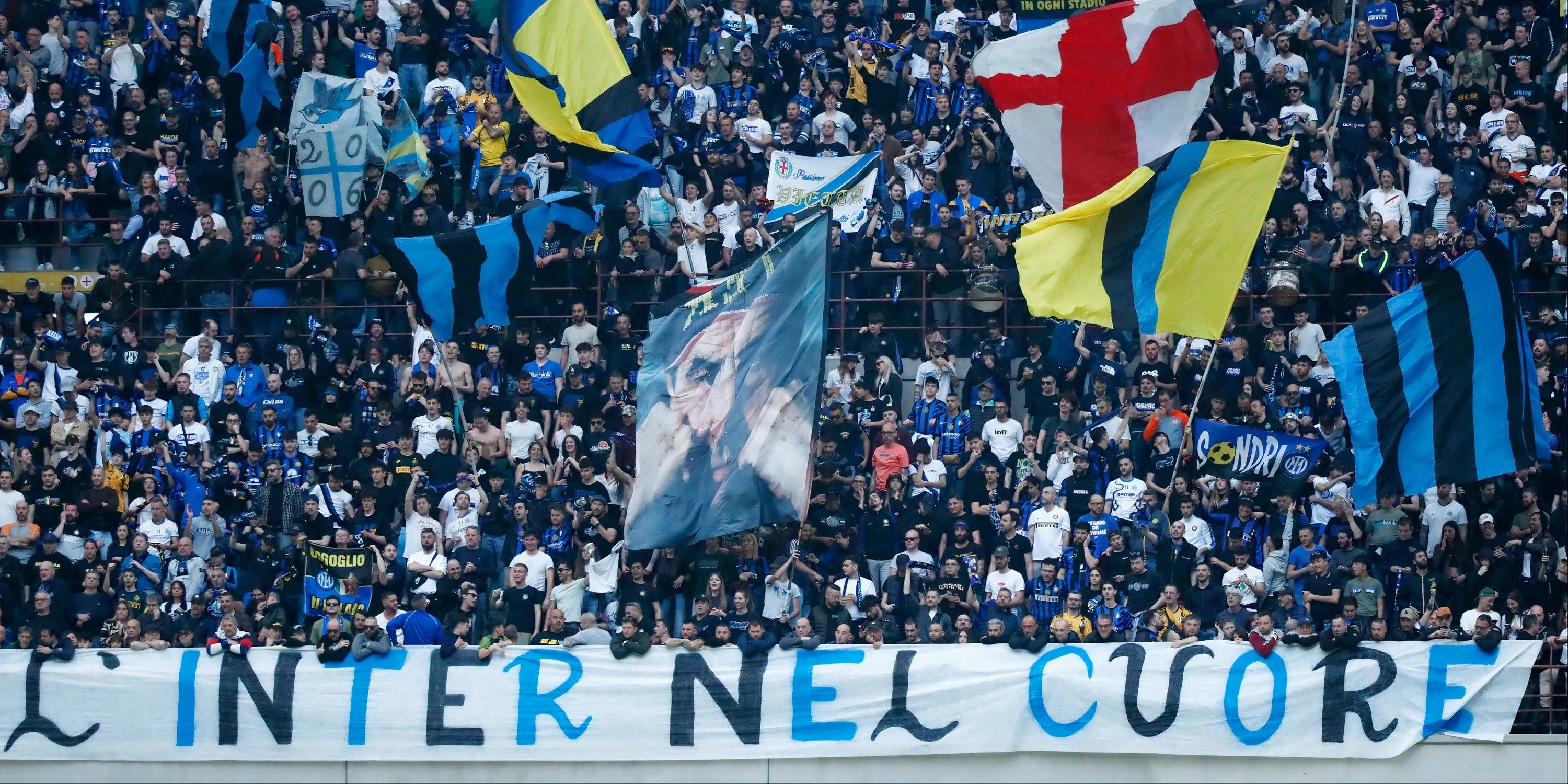 Cổ động viên Inter Milan trên khán đài
