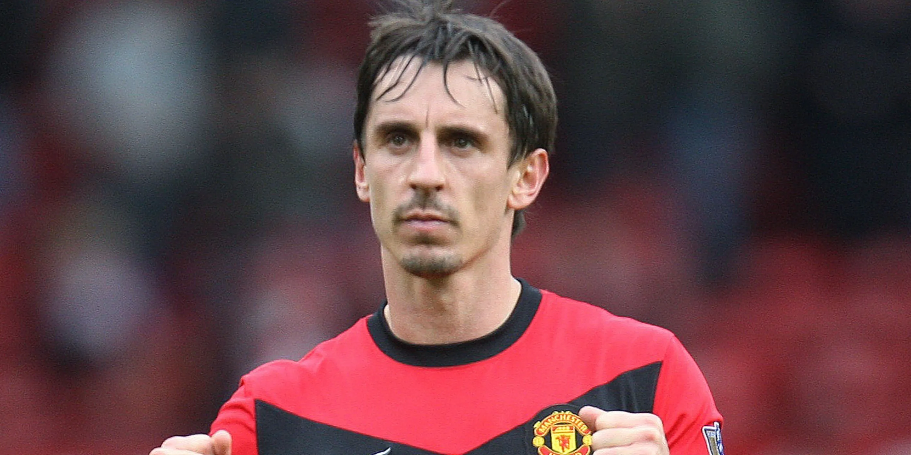 Đội trưởng Gary Neville của Manchester United chỉ tay trên sân cỏ Premier League