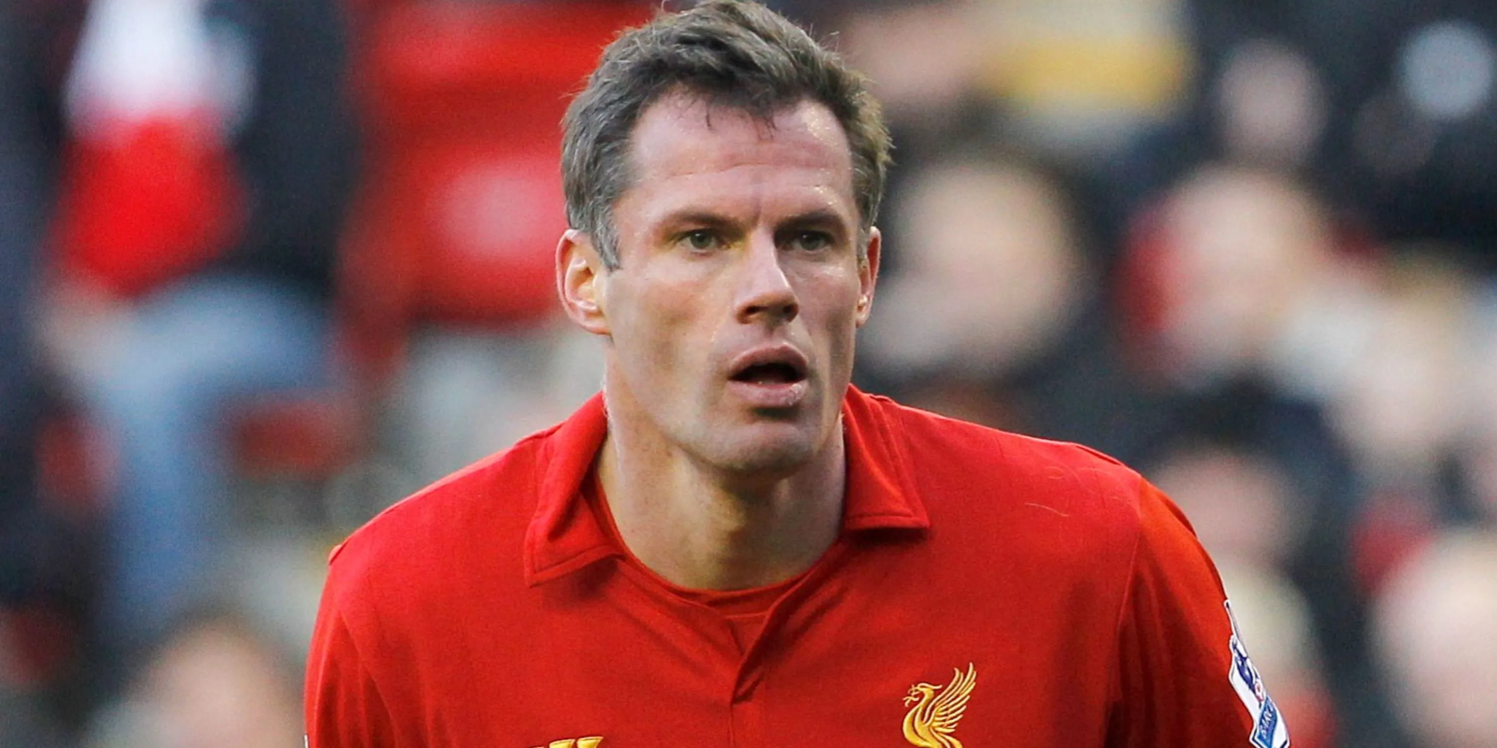 Hậu vệ Jamie Carragher của Liverpool chỉ đạo đồng đội