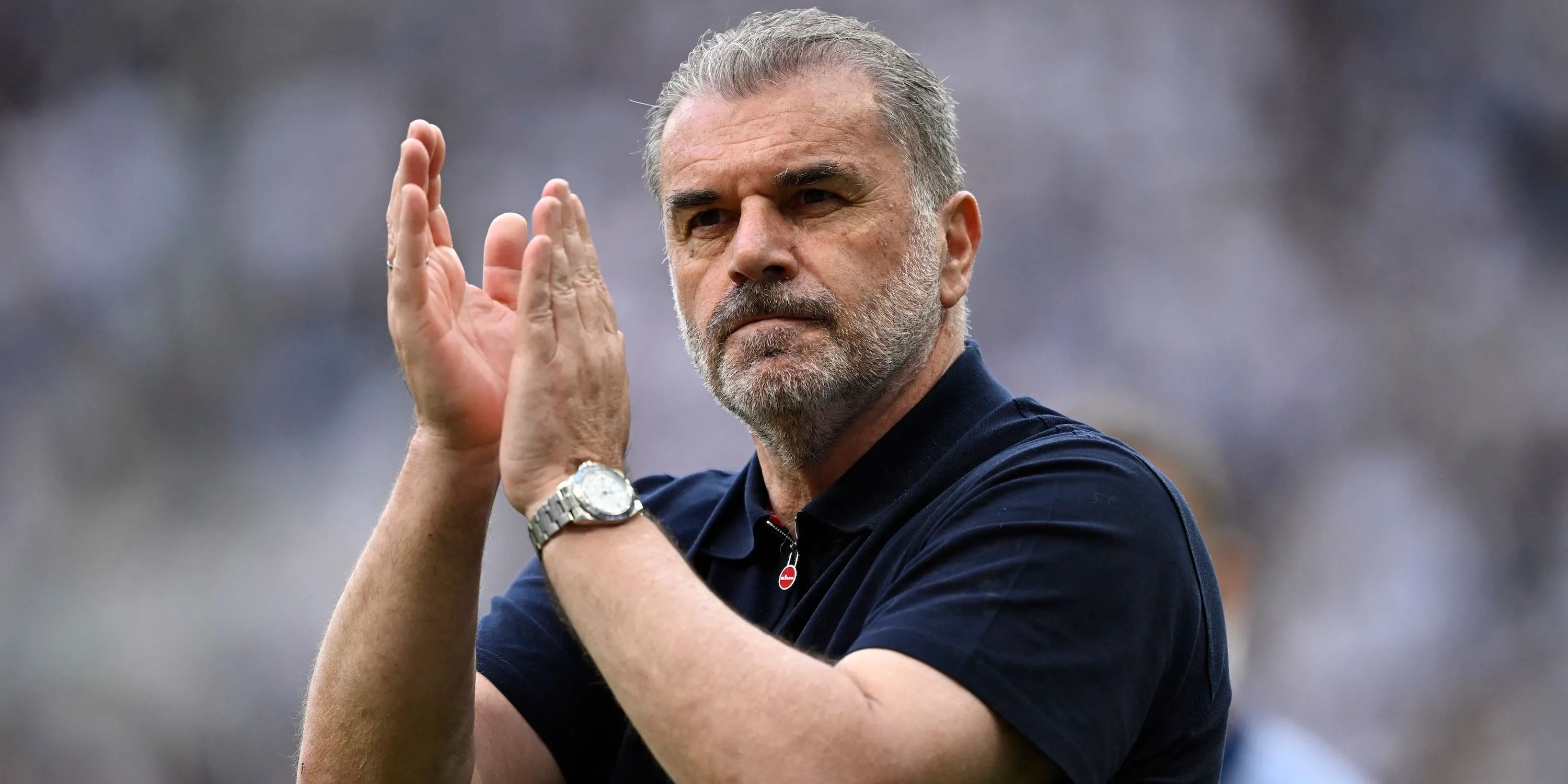 HLV Ange Postecoglou vẫy tay chào người hâm mộ Tottenham sau trận đấu