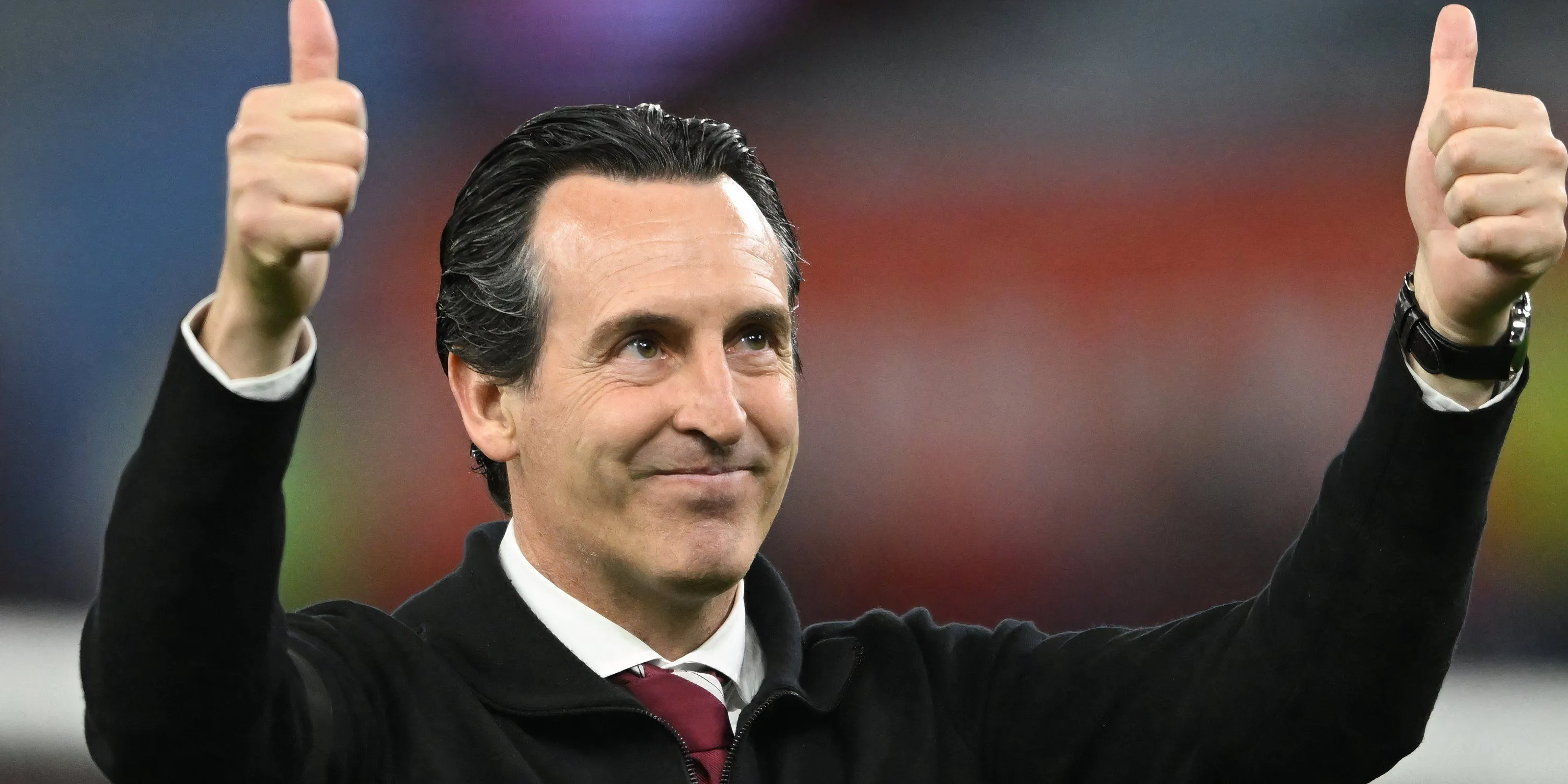 HLV Aston Villa Unai Emery giơ ngón tay cái