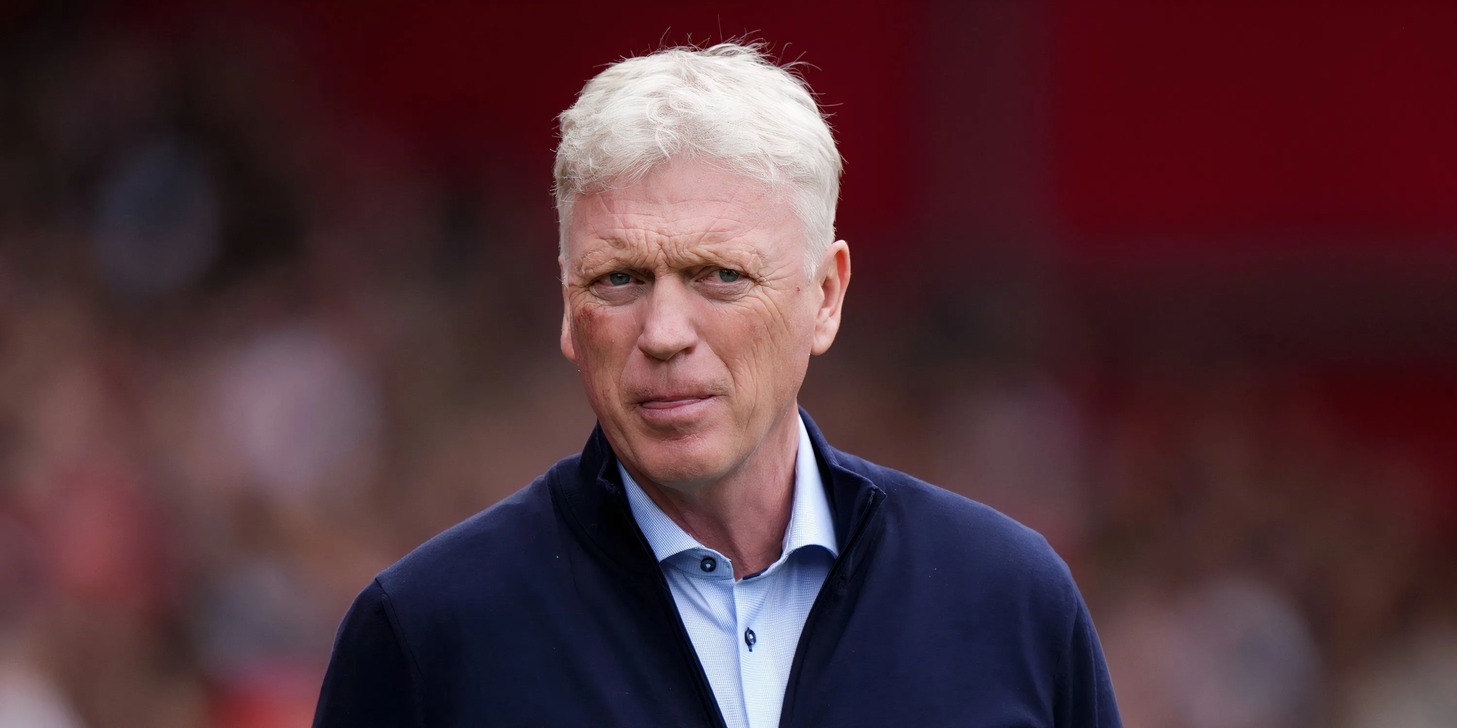 HLV Everton David Moyes theo dõi trận đấu từ đường biên