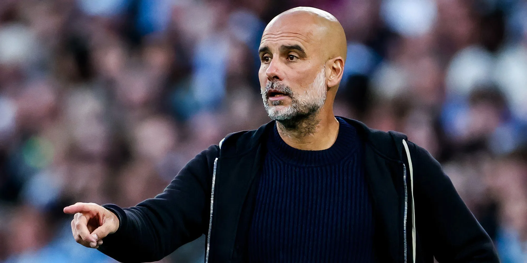 HLV Pep Guardiola chỉ đạo trên sân, người trực tiếp tham gia kế hoạch chuyển nhượng của Man City.
