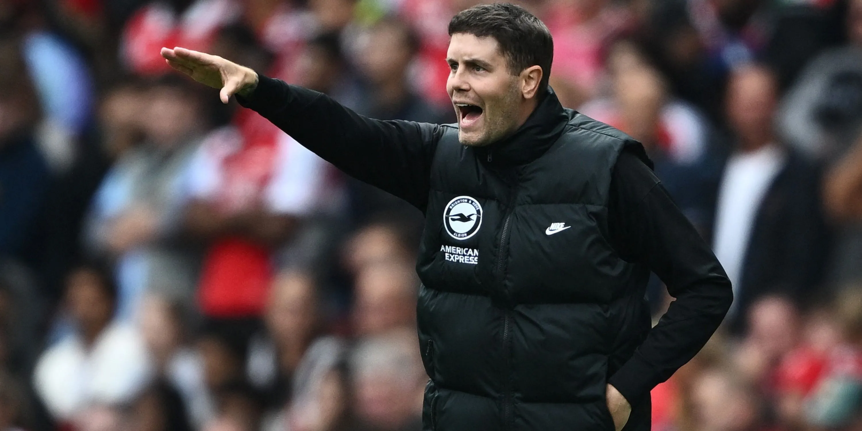 HLV trưởng Brighton &amp; Hove Albion Fabian Hurzeler trên đường biên