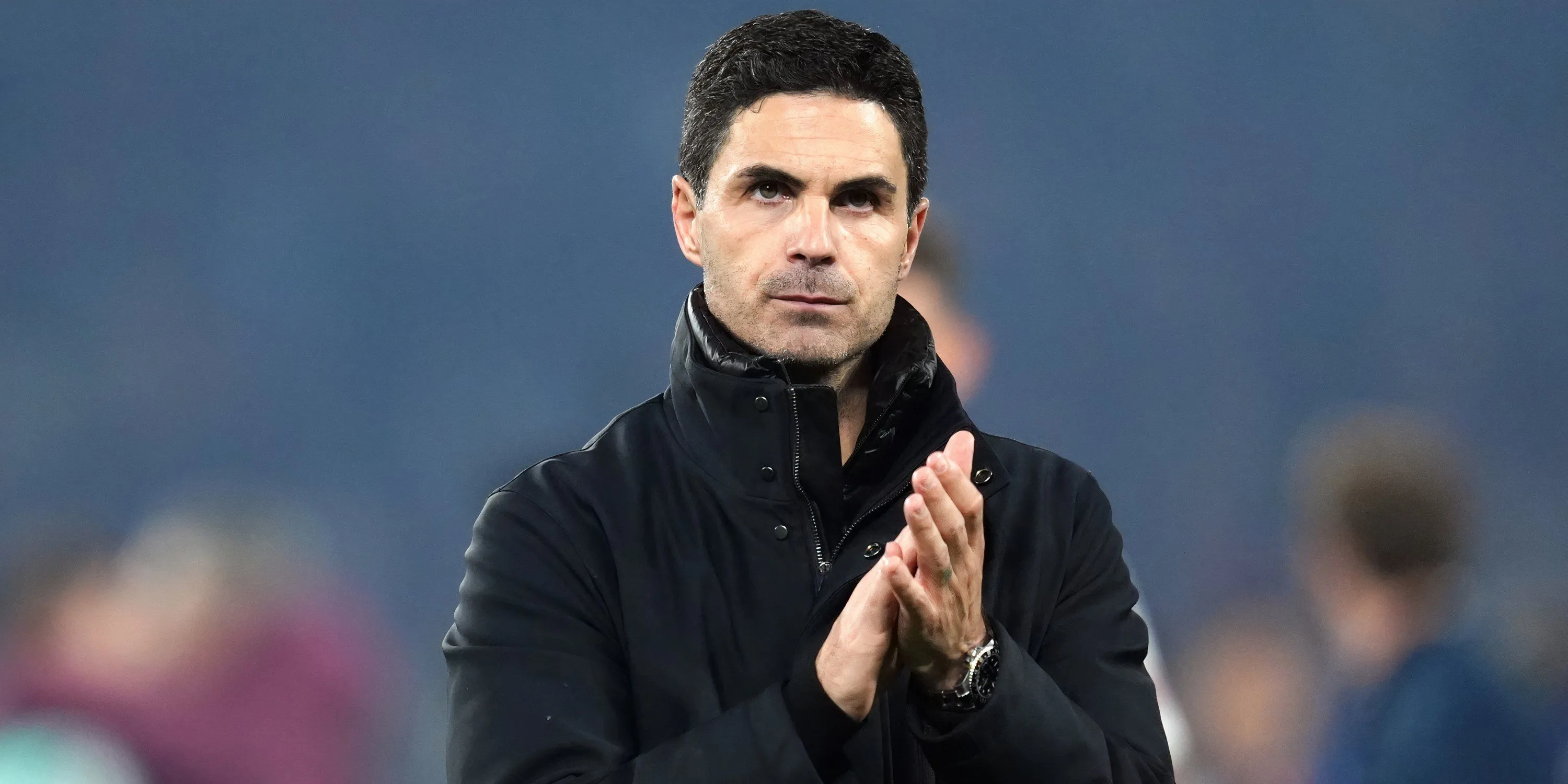 Huấn luyện viên Mikel Arteta vỗ tay cảm ơn người hâm mộ Arsenal