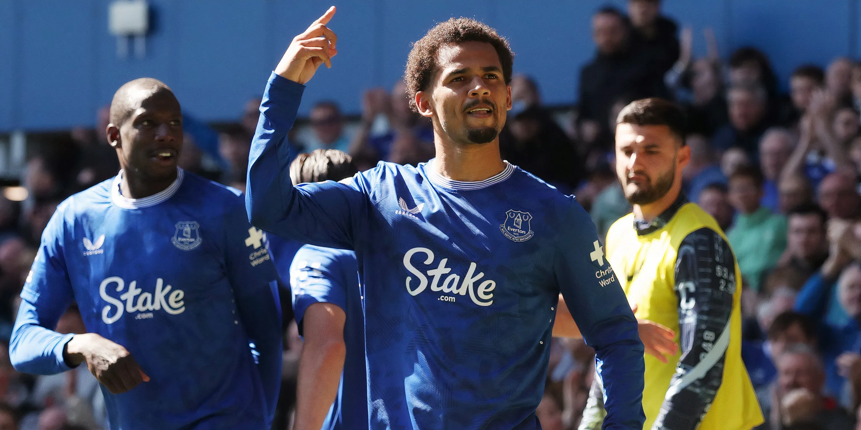Iliman Ndiaye ăn mừng bàn thắng cho Everton. Cầu thủ này được dùng làm hình ảnh liên hệ khi nói về các mục tiêu chuyển nhượng tấn công của CLB.