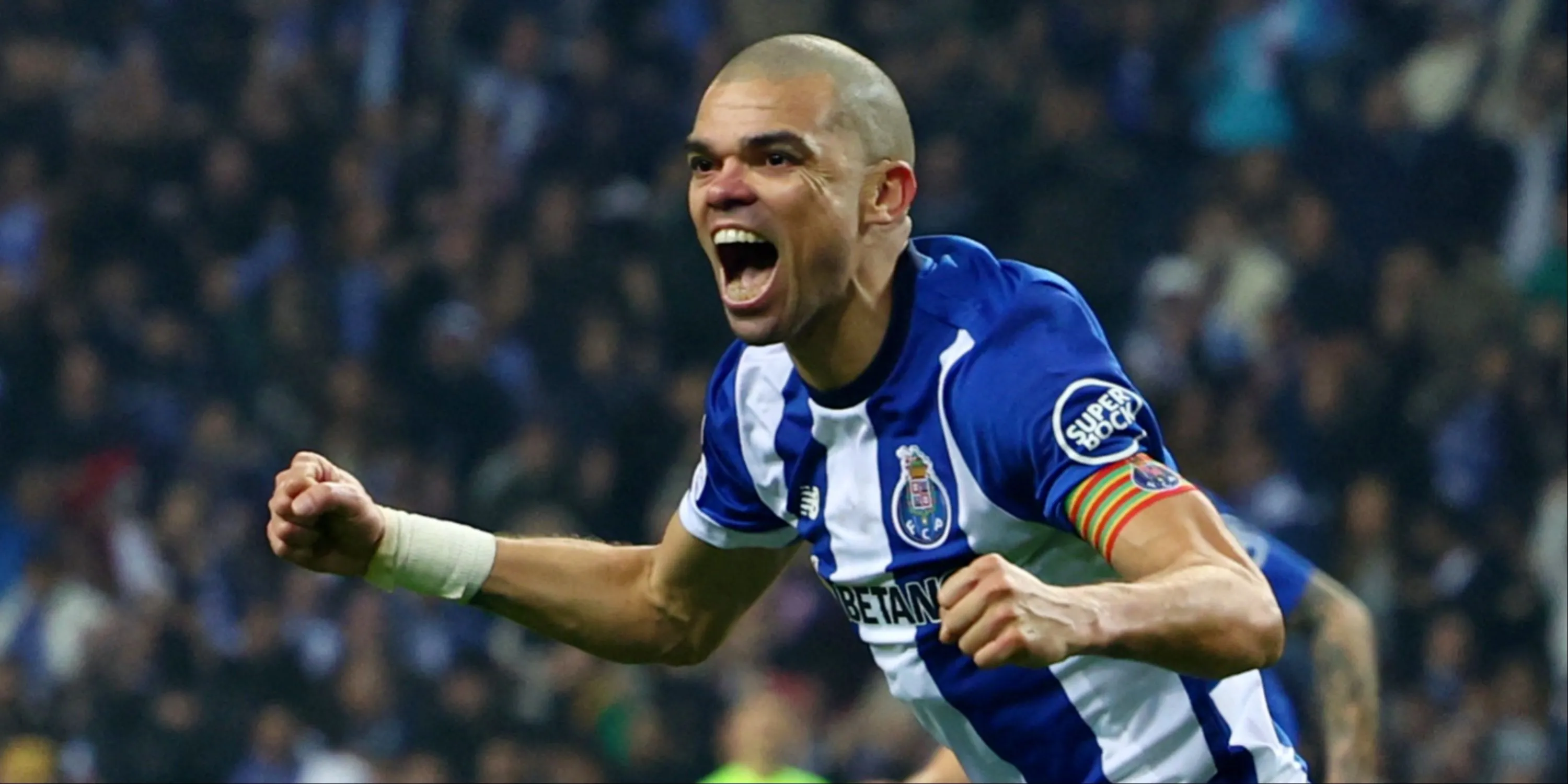 Pepe ăn mừng sau khi ghi bàn cho Porto