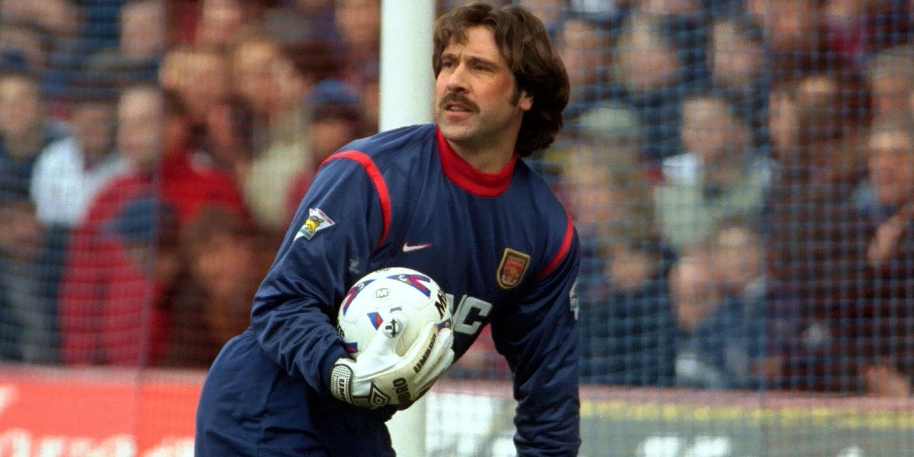 Thủ môn kỳ cựu David Seaman của Arsenal thực hiện pha cứu thua