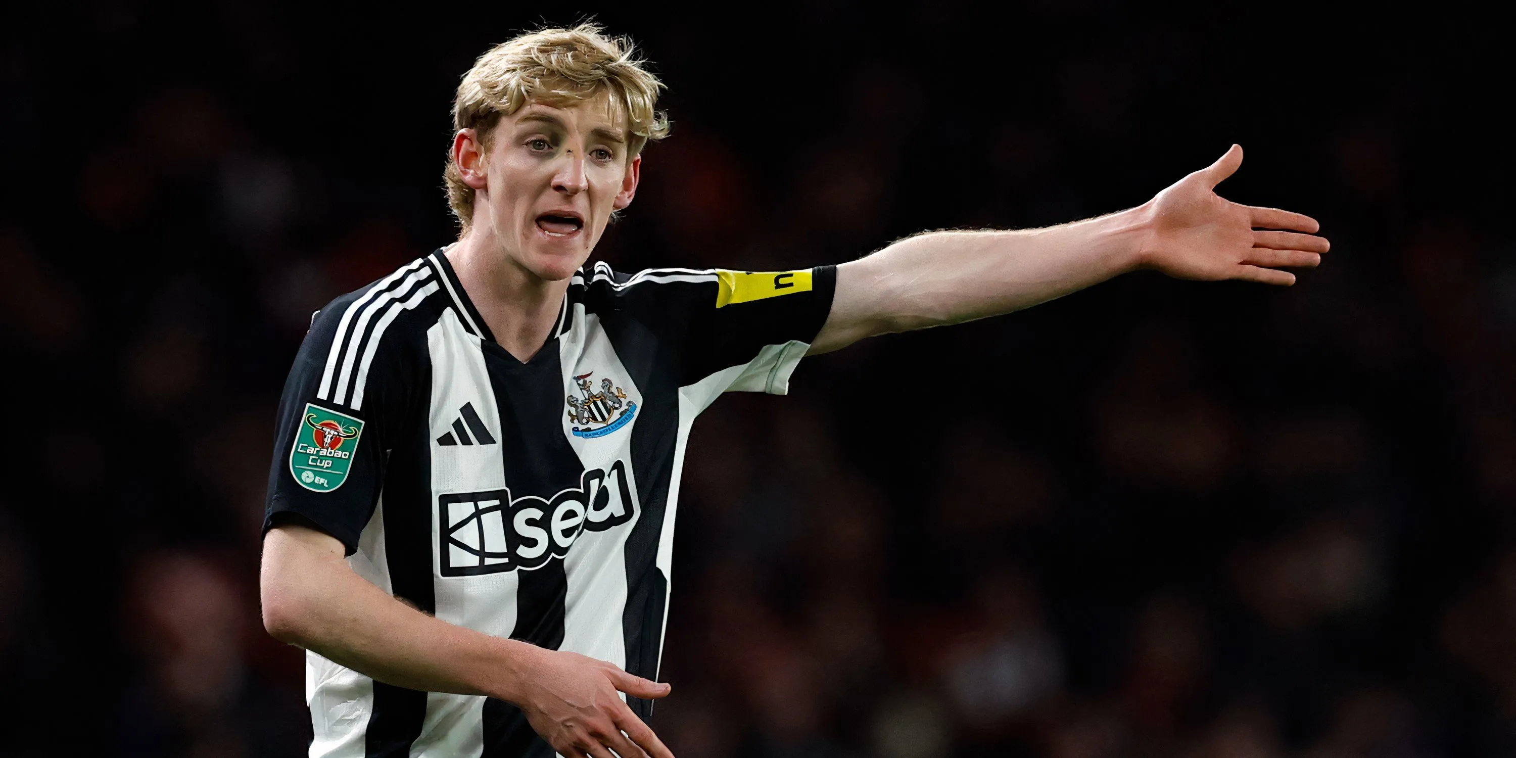 Tiền đạo Anthony Gordon thi đấu cho Newcastle United