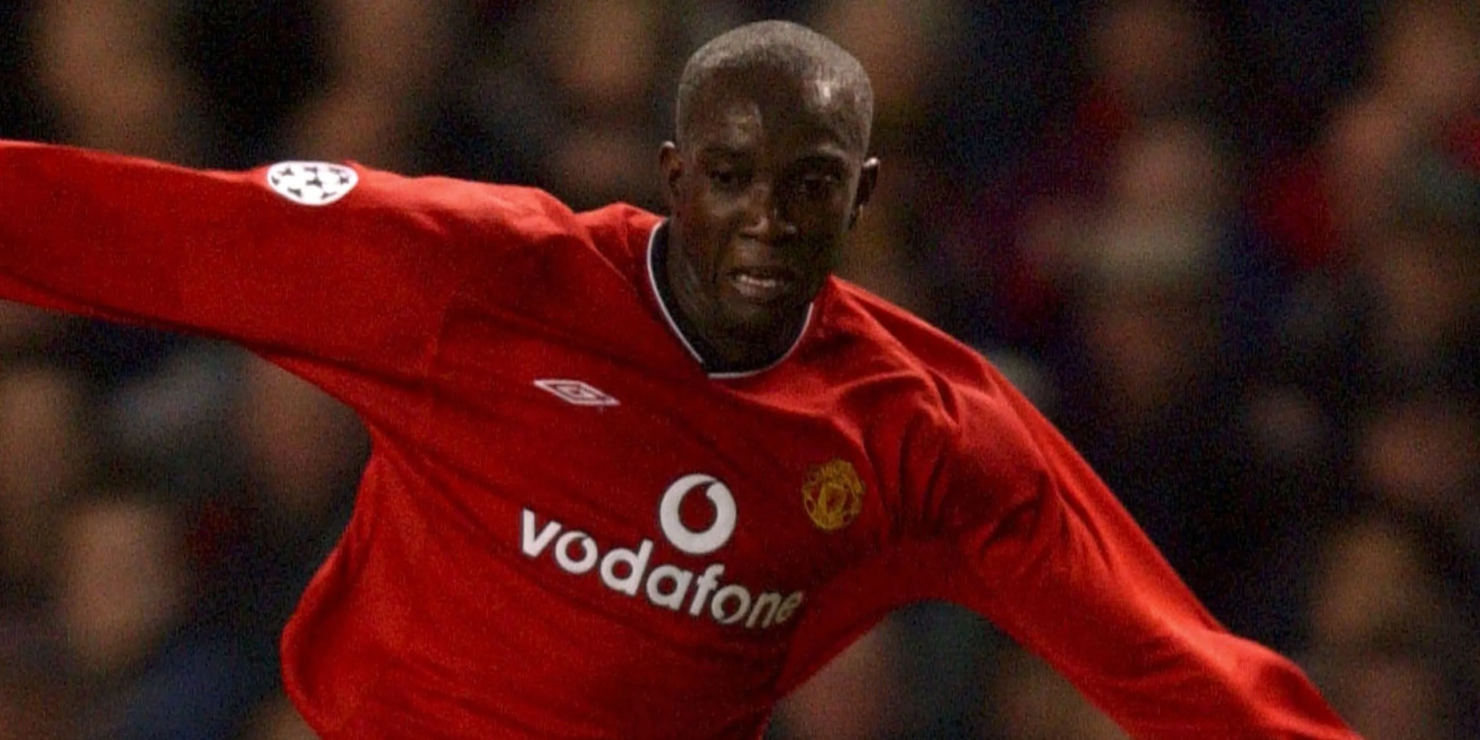 Tiền đạo Dwight Yorke ăn mừng bàn thắng cho Manchester United ở Premier League