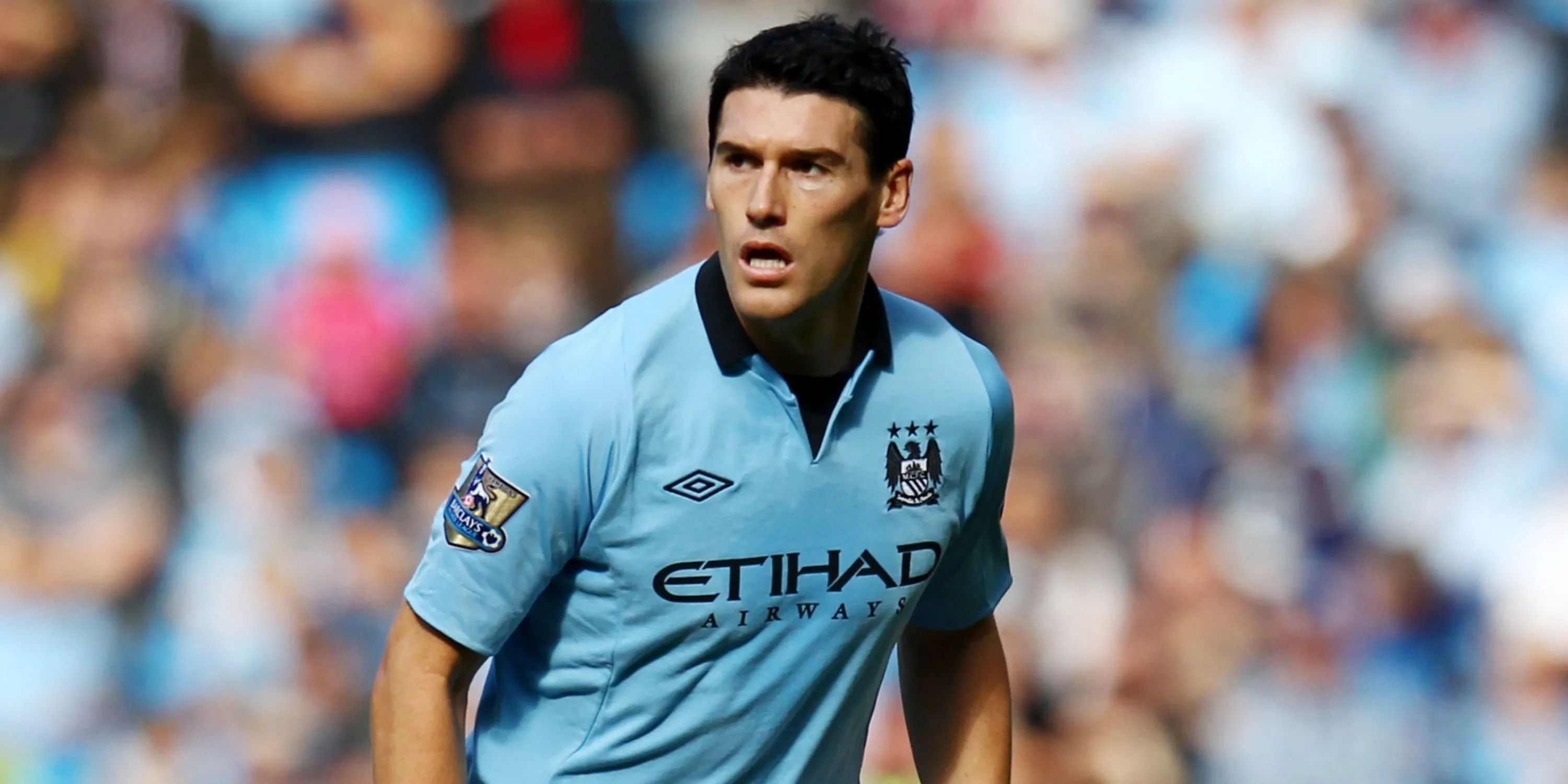 Tiền vệ Gareth Barry trong màu áo Manchester City tại Premier League