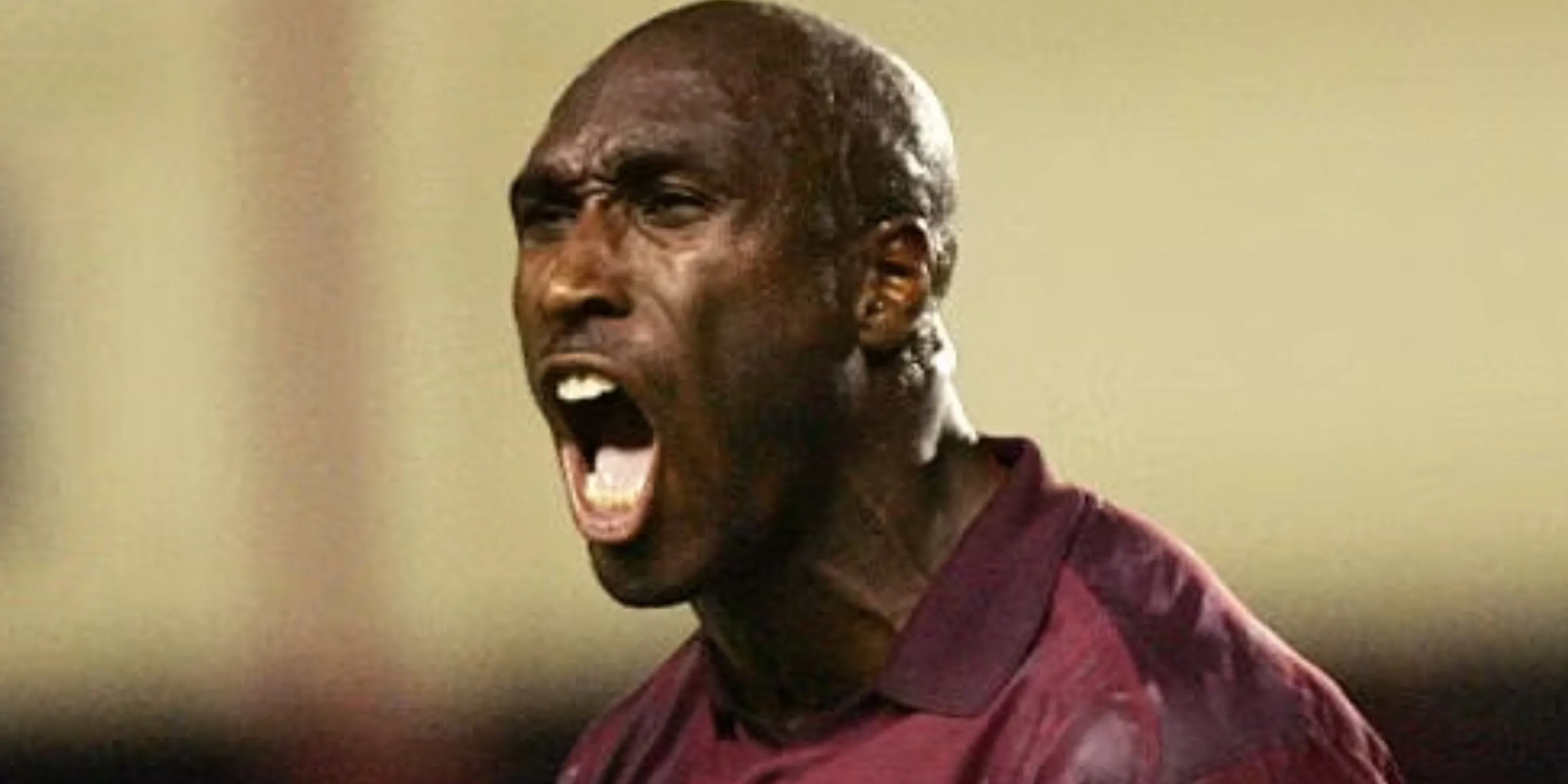 Trung vệ Sol Campbell của Arsenal thi đấu tại Premier League