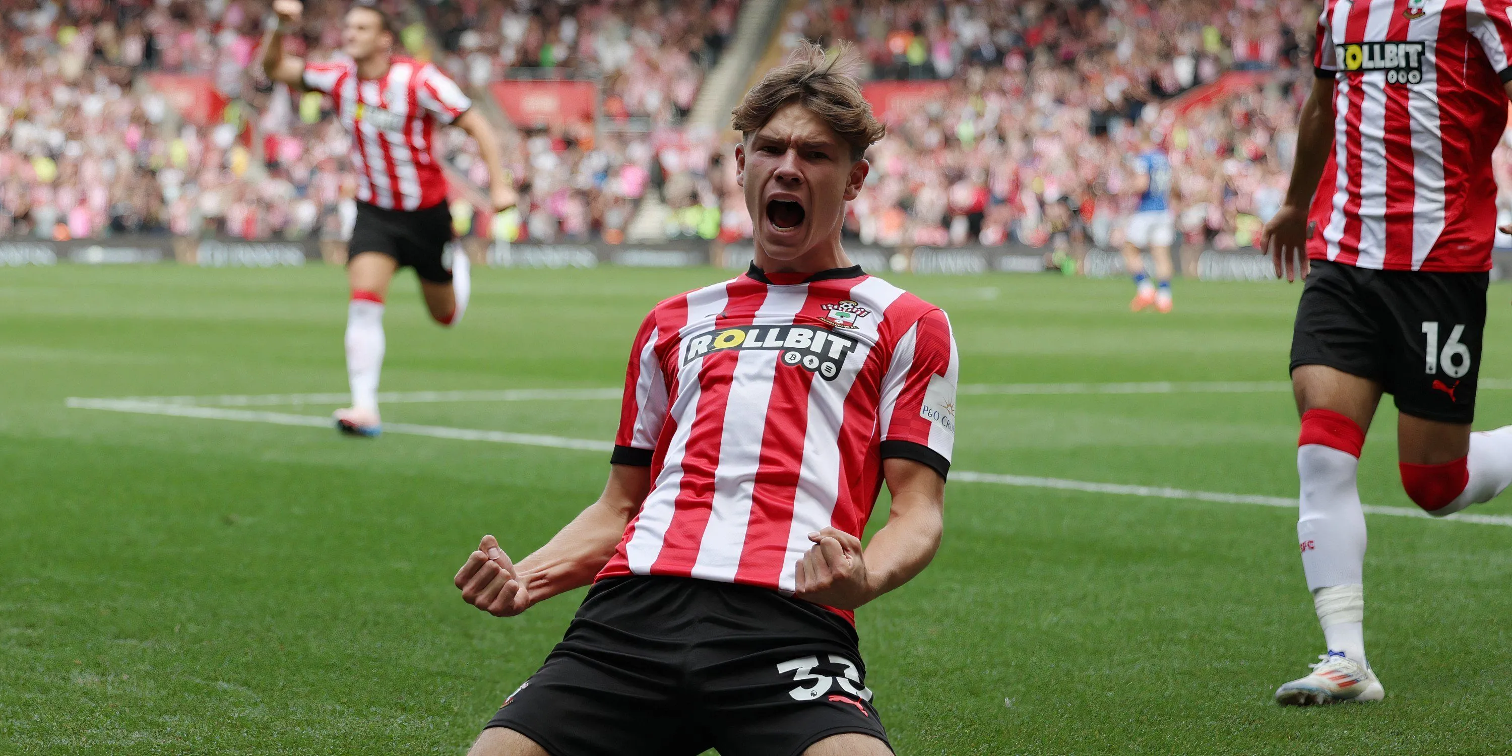 Tyler Dibling của Southampton đối đầu West Ham