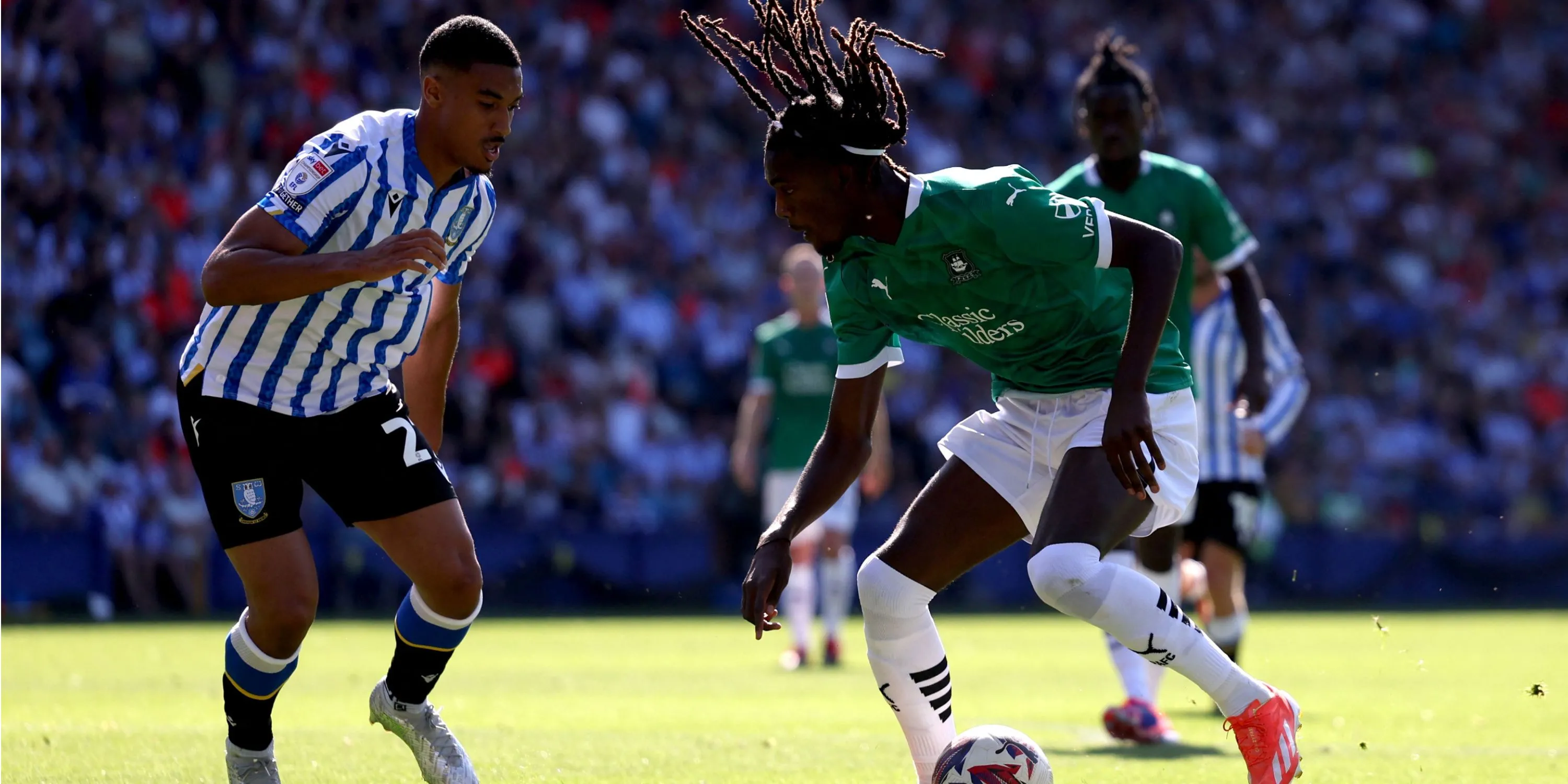 Akin Famewo, hậu vệ Sheffield Wednesday, sắp chuyển đến Hull City