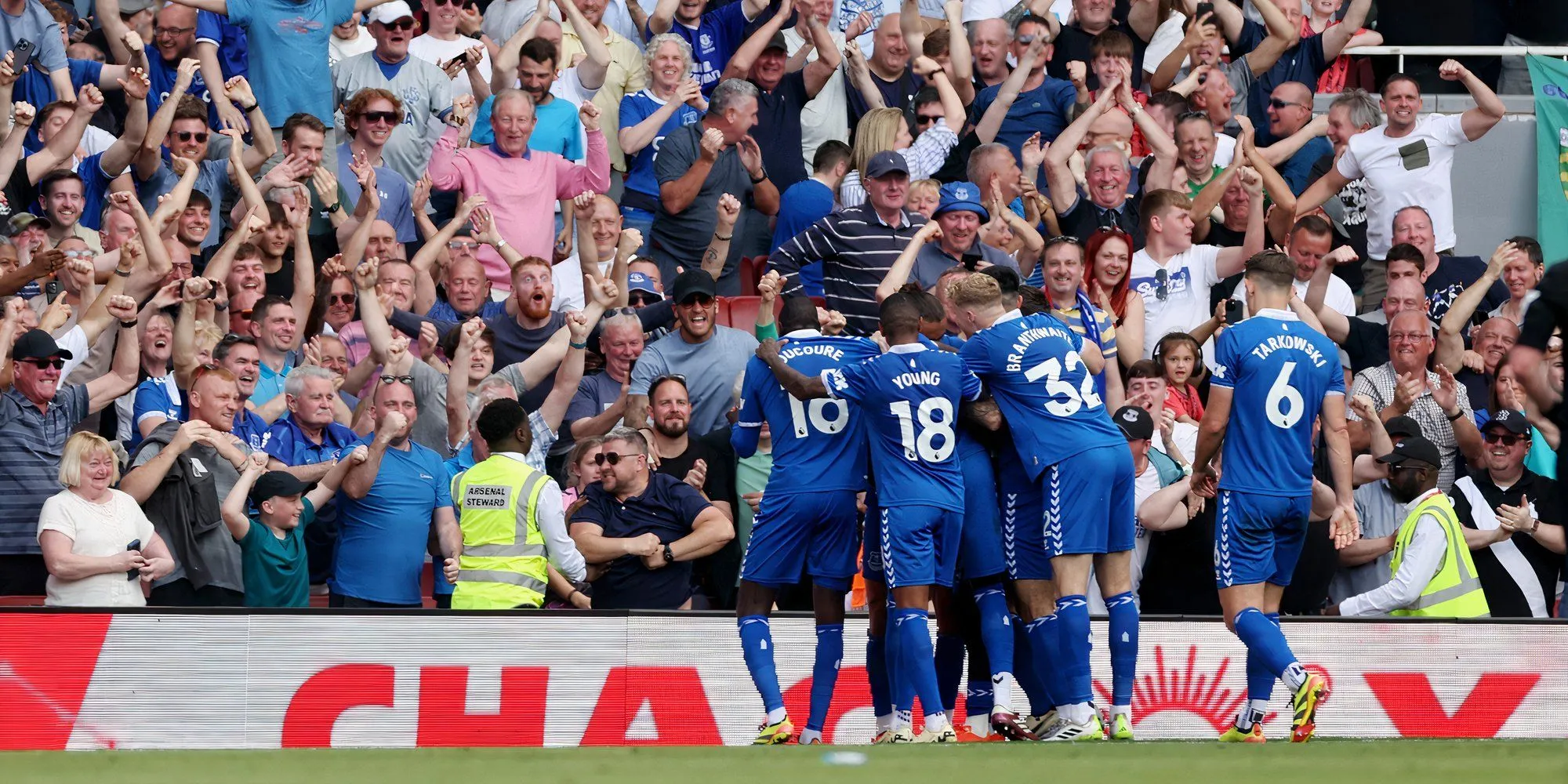Cầu thủ Everton thi đấu trên sân Goodison Park dưới tiếng nhạc Z-Cars Theme