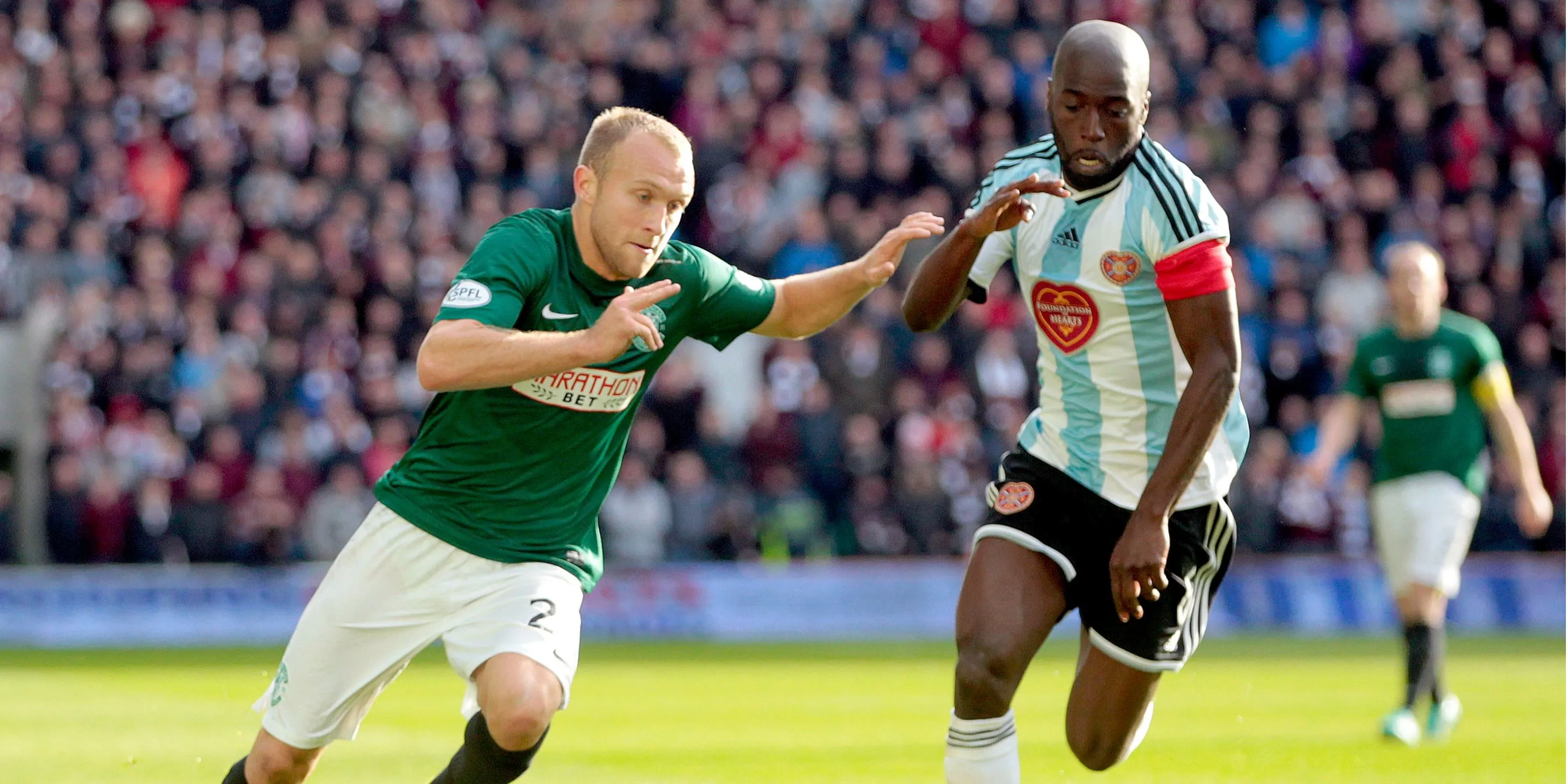 Cầu thủ Hibernian trong trận derby với Hearts, thể hiện tinh thần của bóng đá Scotland