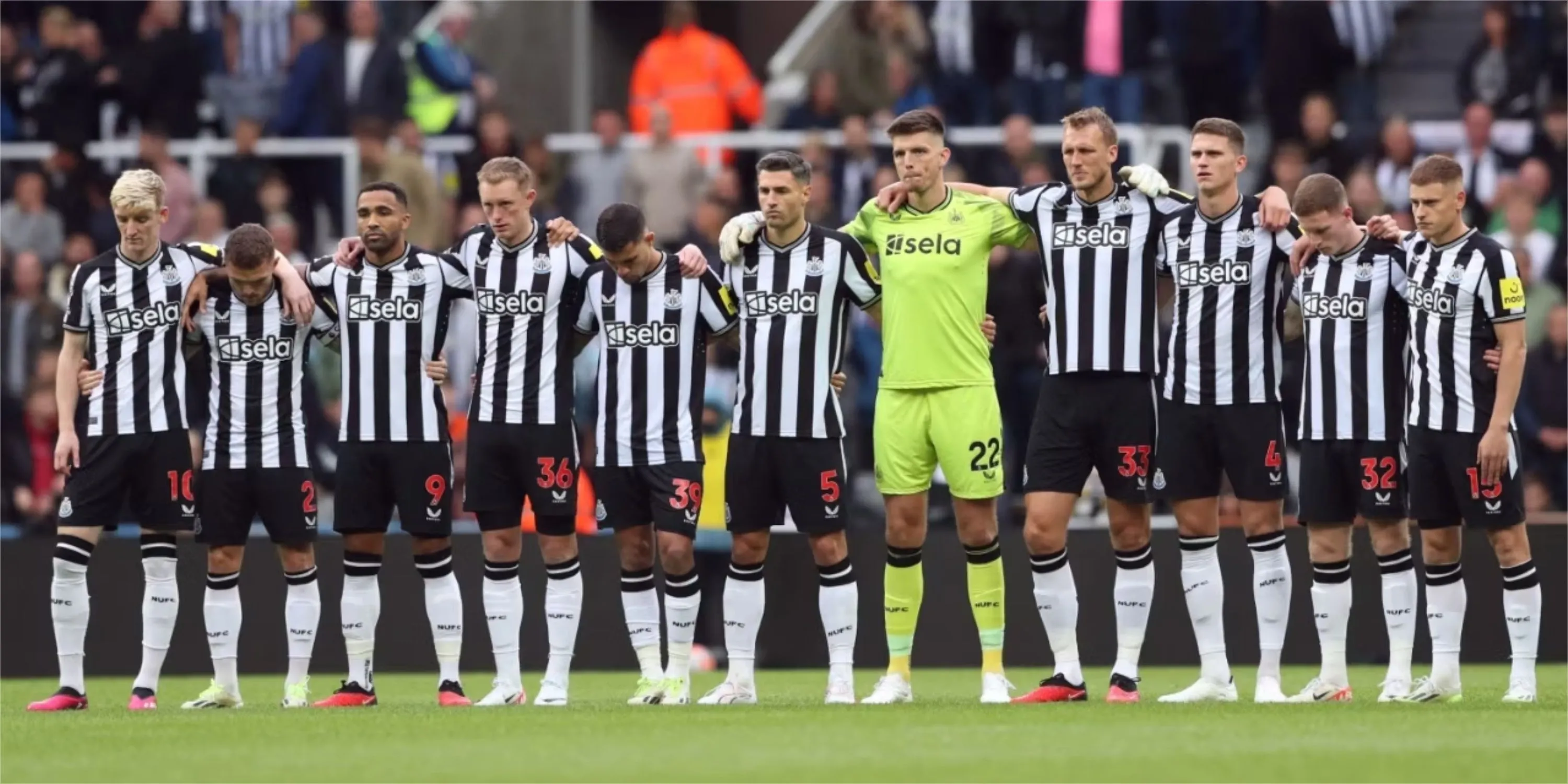 Cầu thủ Newcastle United thi đấu trên sân St James' Park trước sự cổ vũ của người hâm mộ