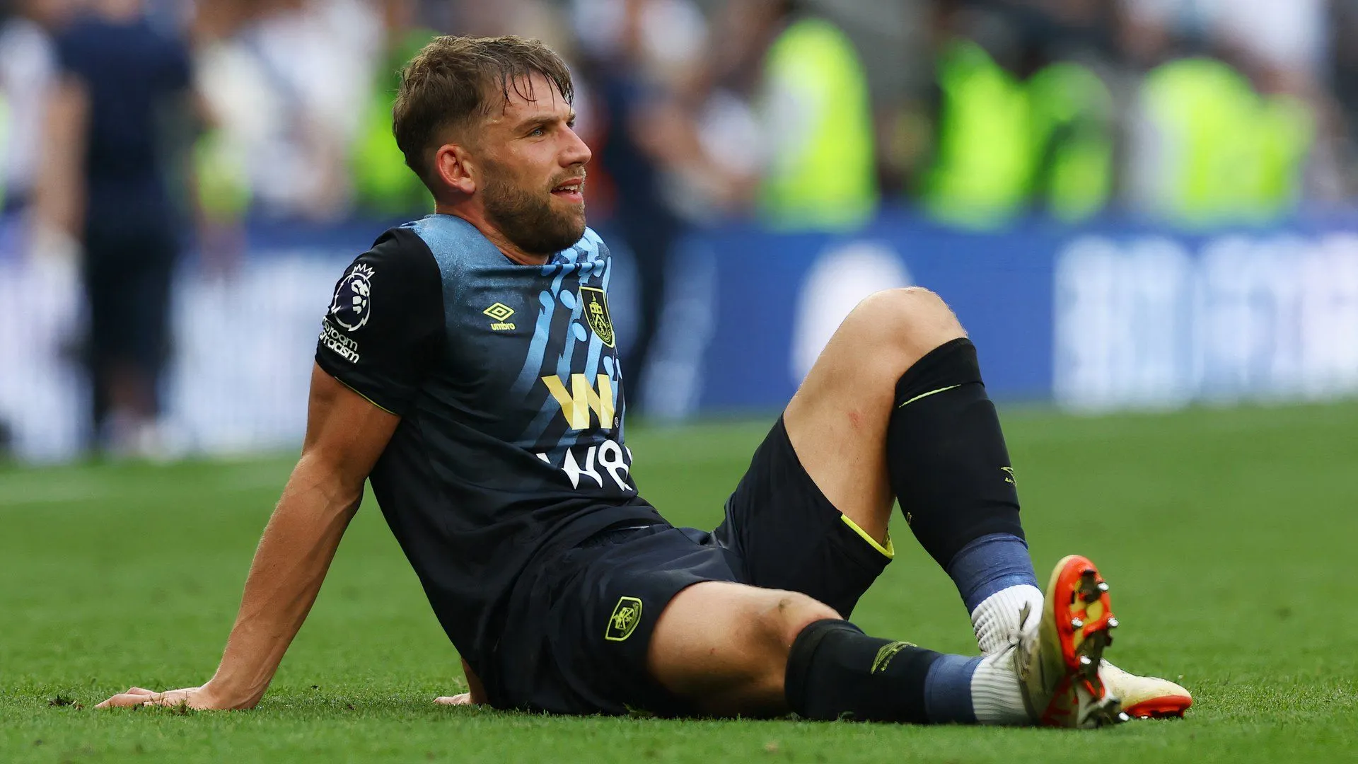 Charlie Taylor trong màu áo Burnley, giai đoạn anh thi đấu thành công ở Premier League và nhận mức lương cao.