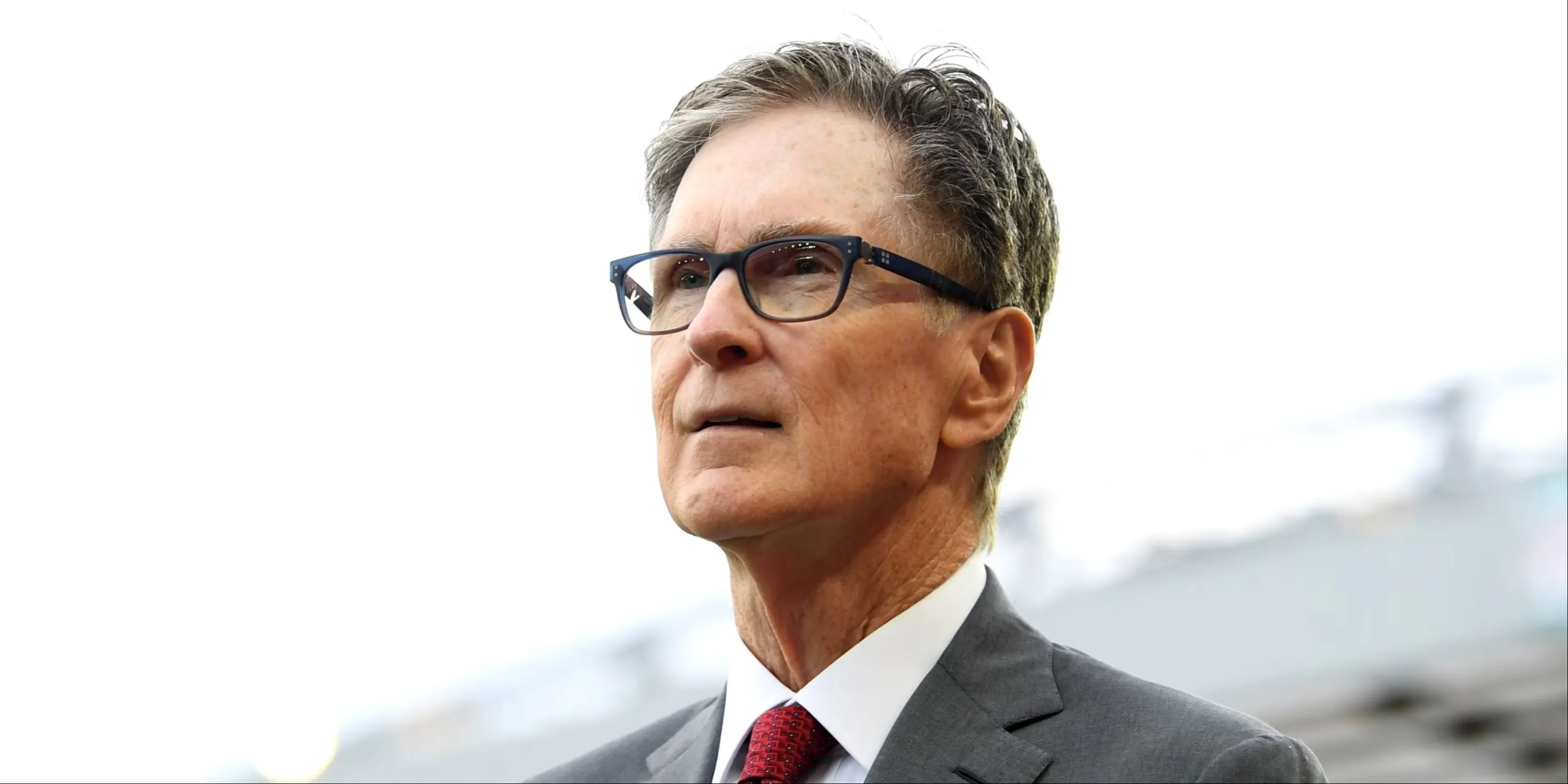 Chủ sở hữu Liverpool John W. Henry đi dọc đường biên tại Anfield