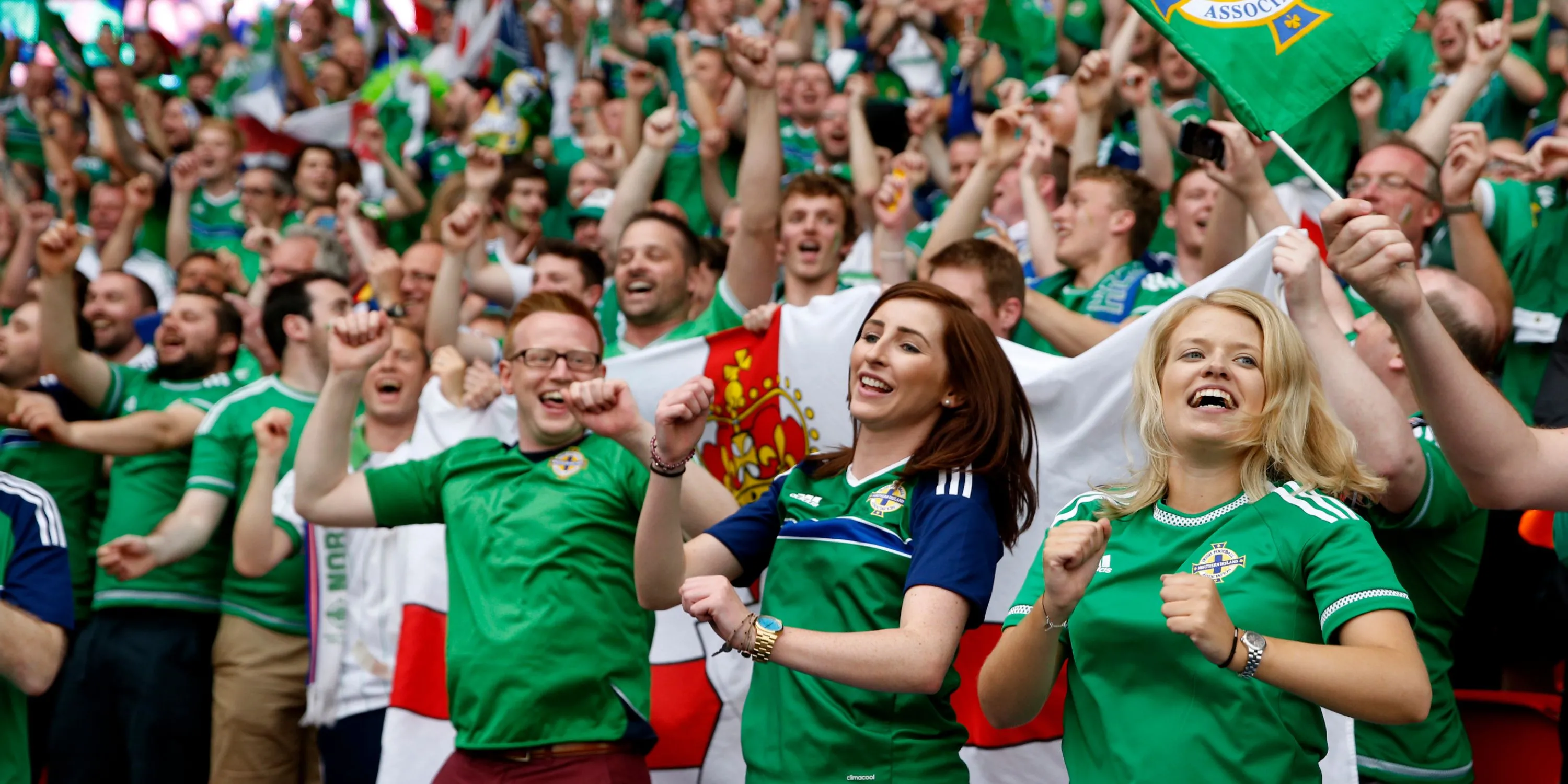 Cổ động viên Bắc Ireland hò reo cổ vũ cầu thủ Will Grigg trên sân