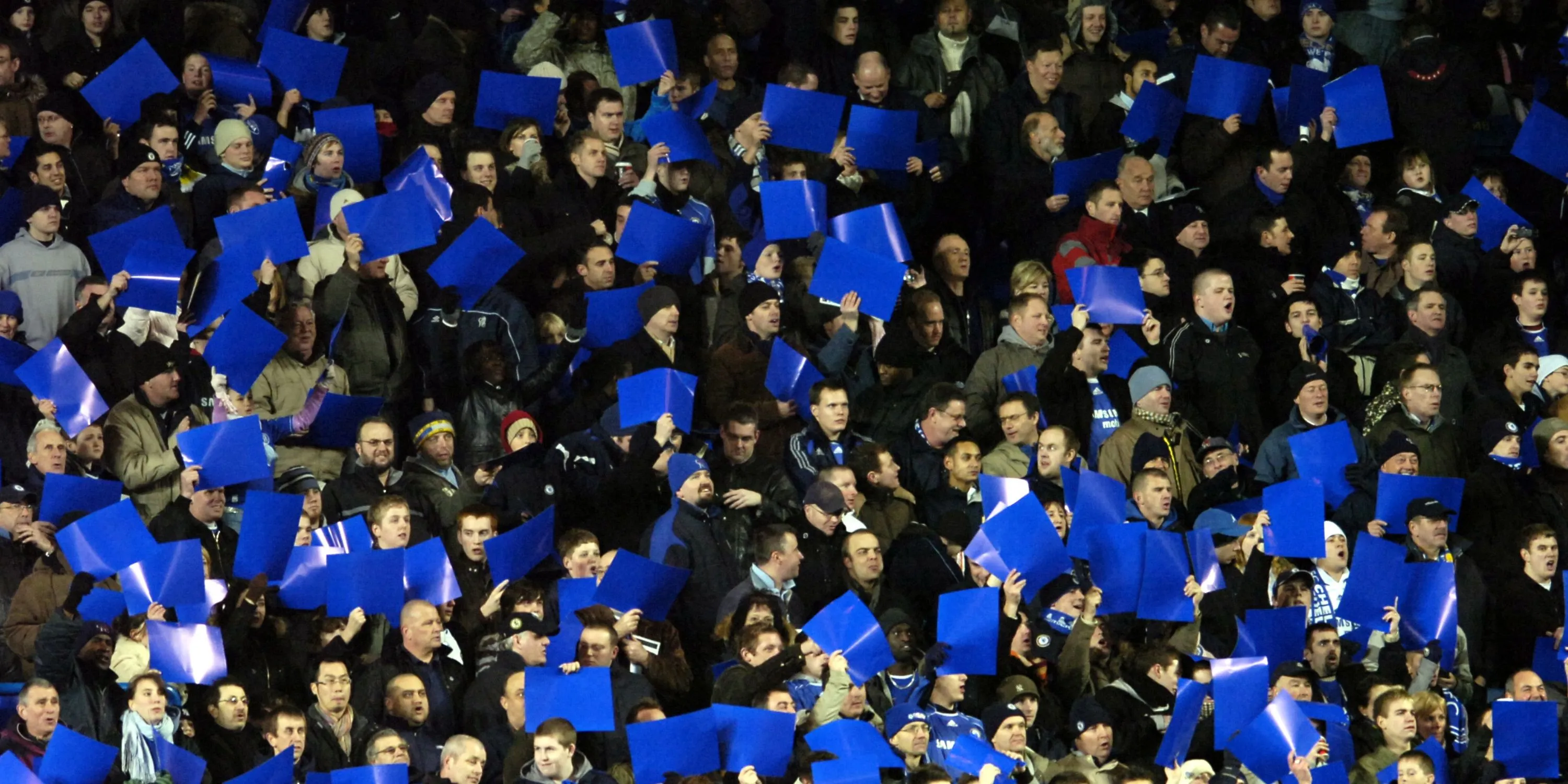 Cổ động viên Chelsea với những tấm poster màu xanh trên khán đài Stamford Bridge