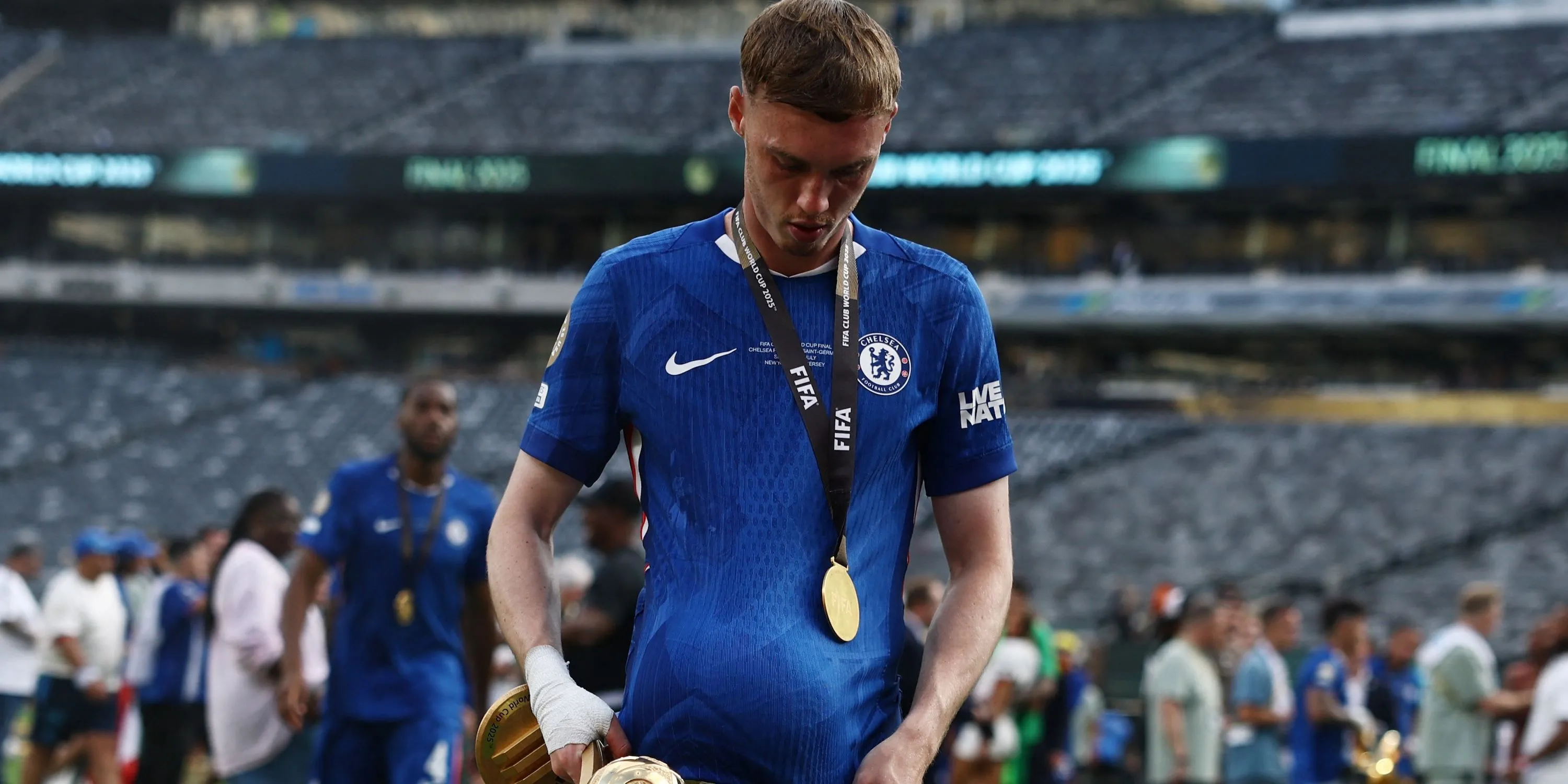 Cole Palmer ăn mừng với danh hiệu Quả bóng Vàng tại FIFA Club World Cup của Chelsea