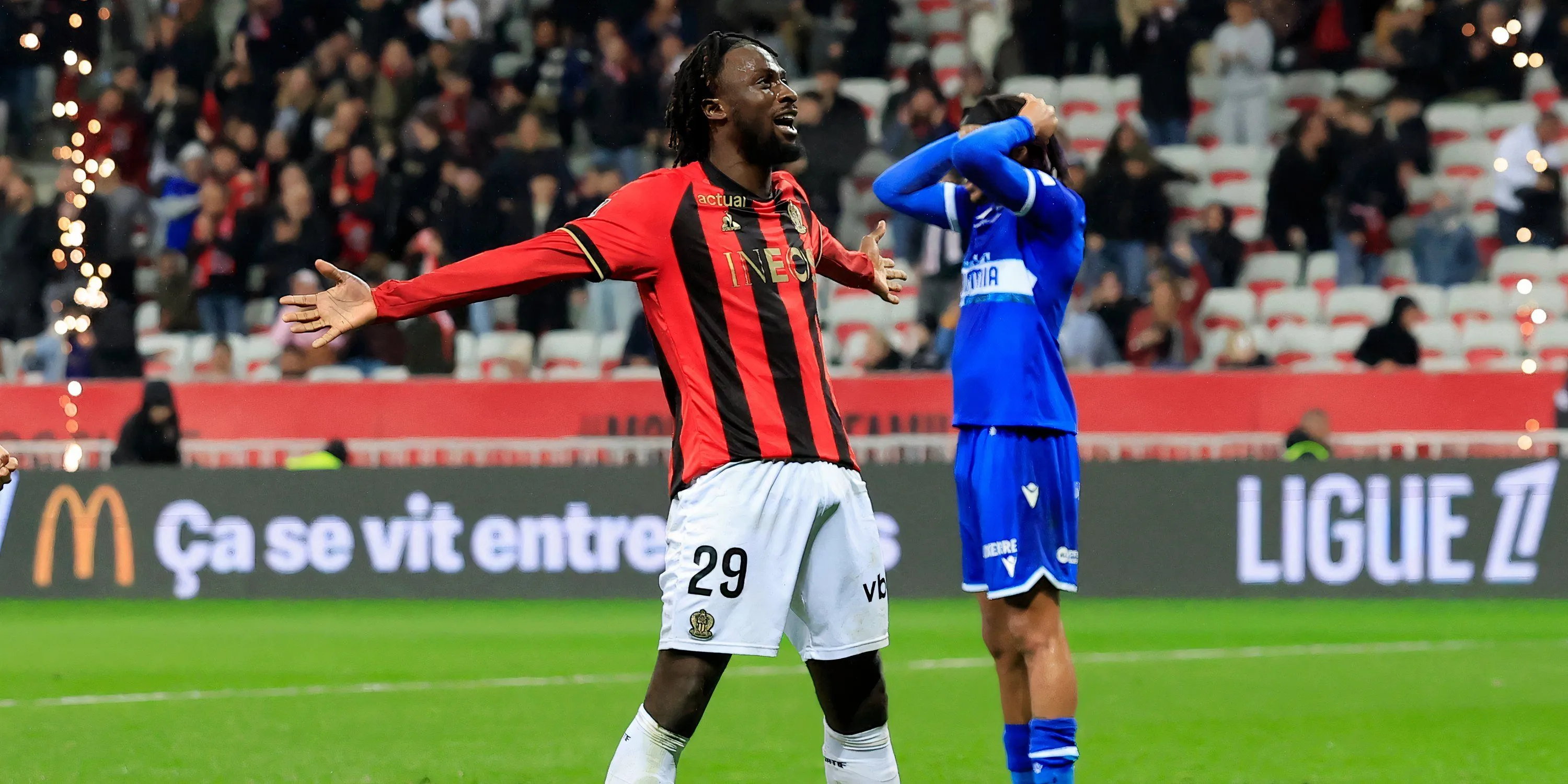 Evann Guessand trong màu áo OGC Nice, mục tiêu chuyển nhượng của Newcastle