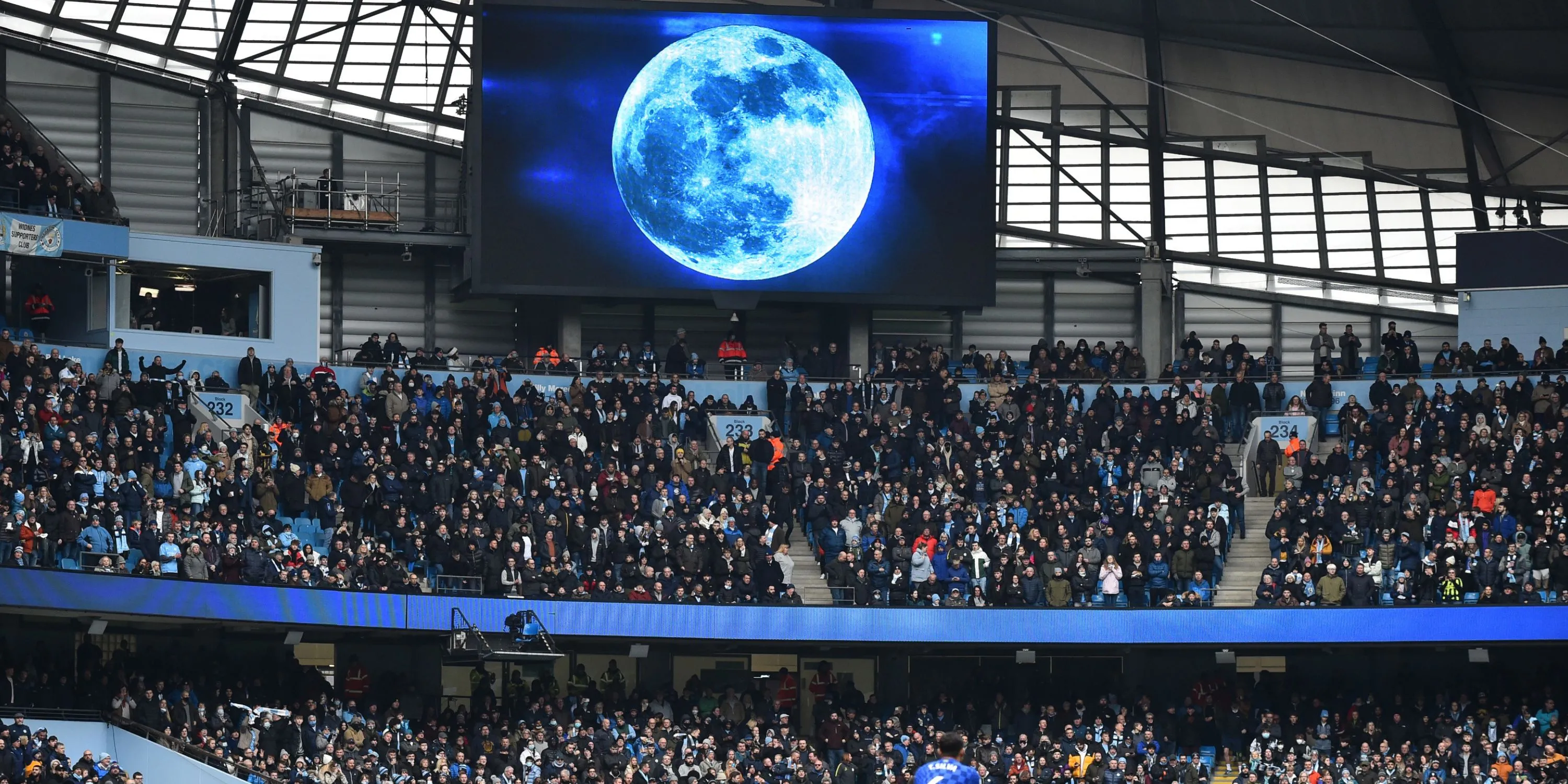 Hình ảnh mặt trăng xanh biểu tượng của Man City được chiếu trên màn hình lớn tại sân vận động Etihad