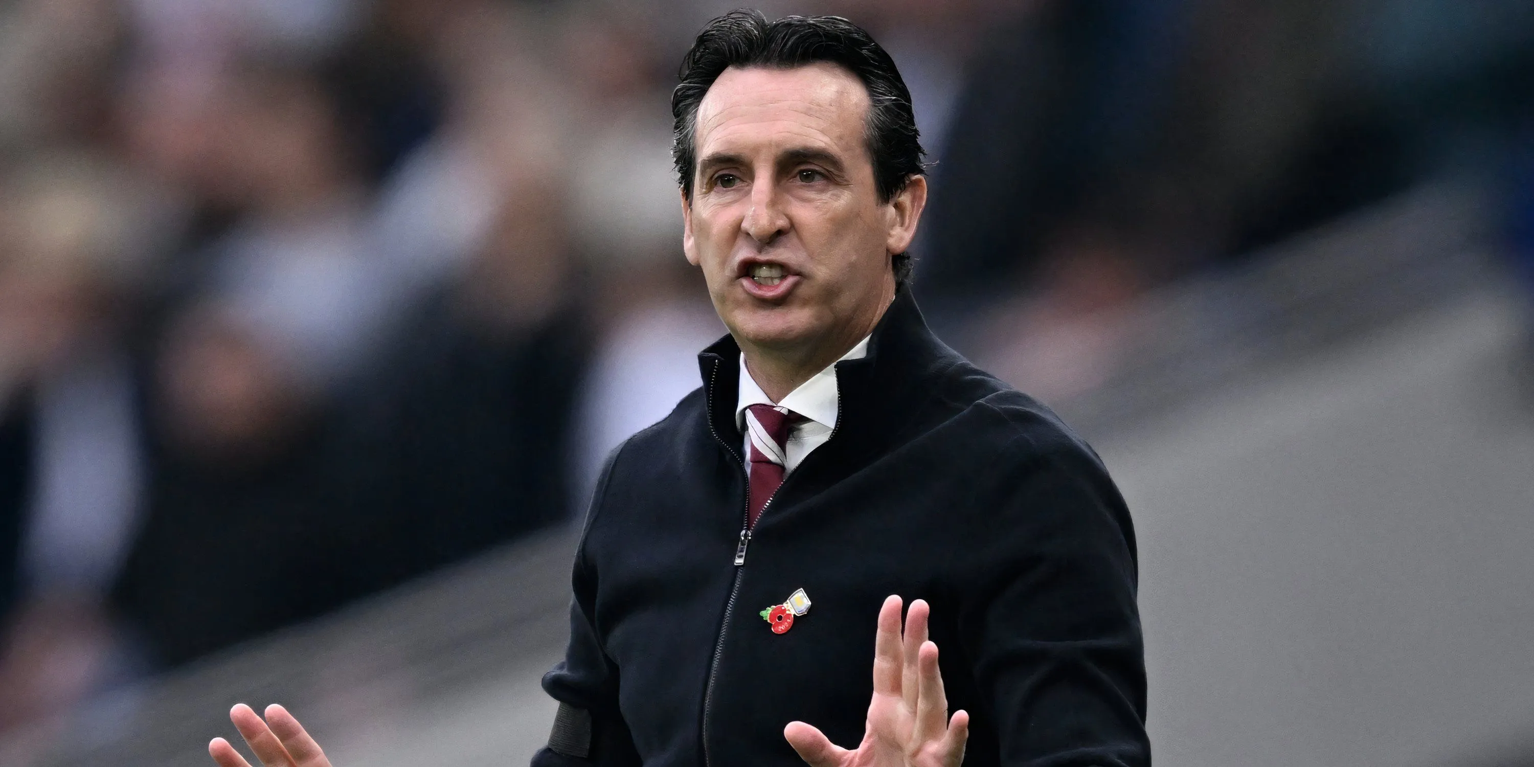 HLV Unai Emery của Aston Villa trên sân tập, người đang tìm kiếm thêm tiền đạo để bổ sung sức mạnh cho đội bóng tại Premier League.