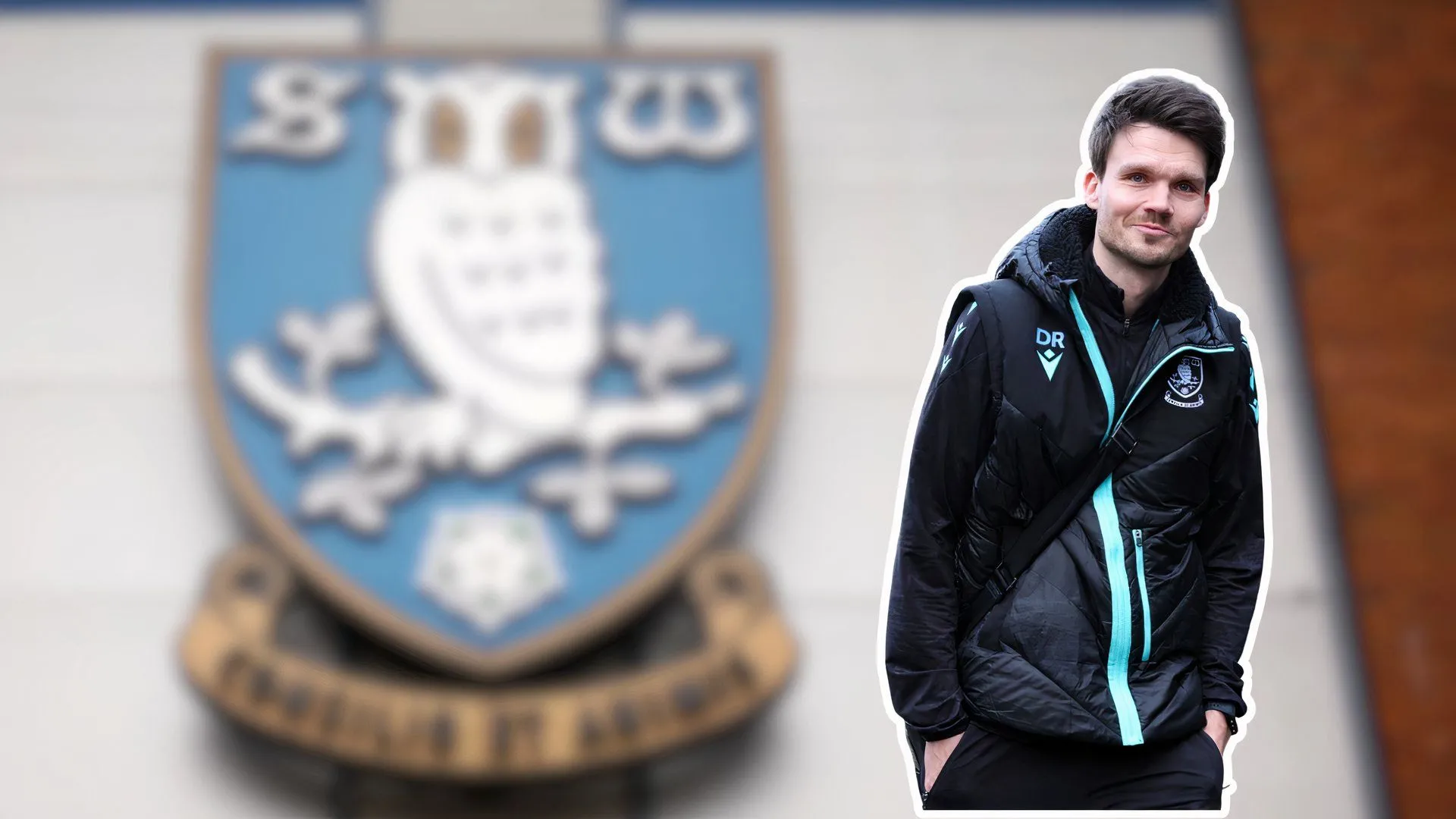 Huấn luyện viên Danny Rohl của Sheffield Wednesday trong một buổi họp báo, đối mặt với áp lực tài chính và chuyển nhượng tại câu lạc bộ.