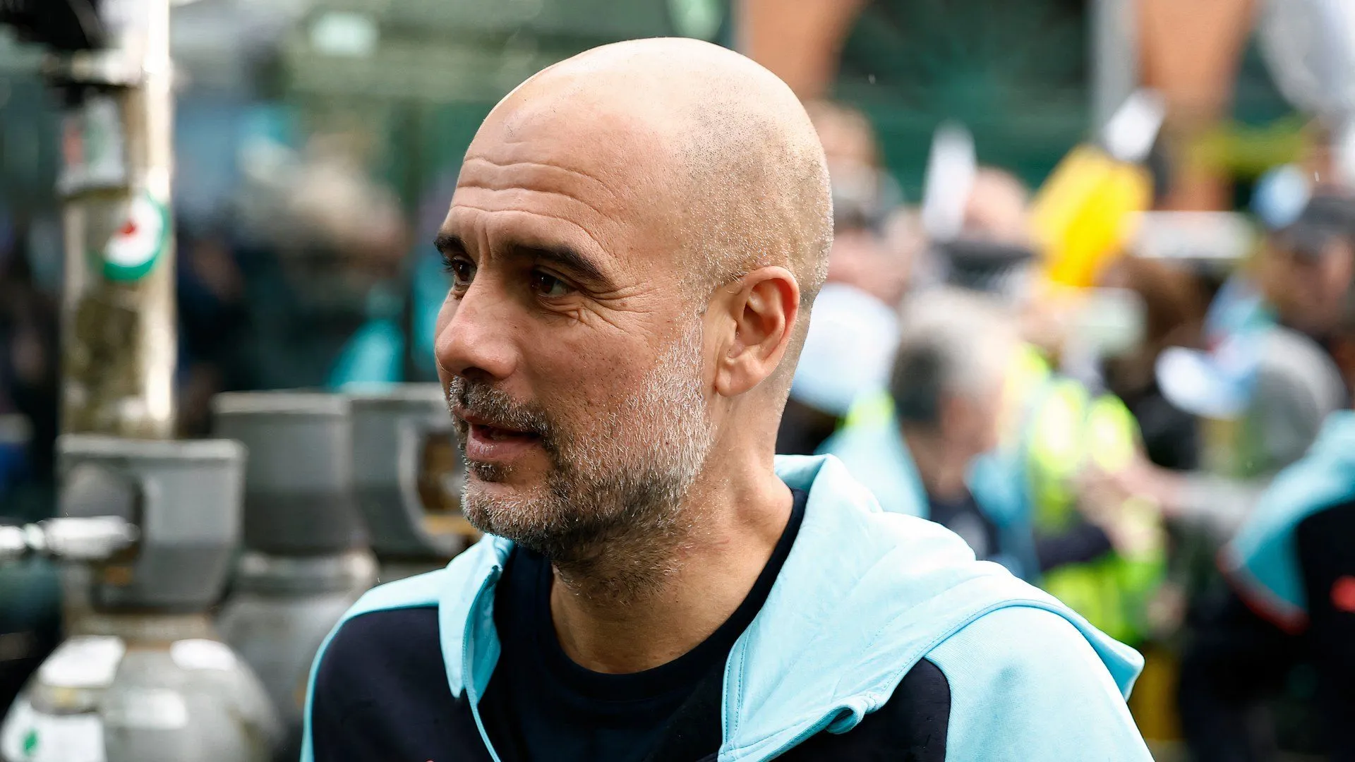 Huấn luyện viên Pep Guardiola của Manchester City tại sân cỏ