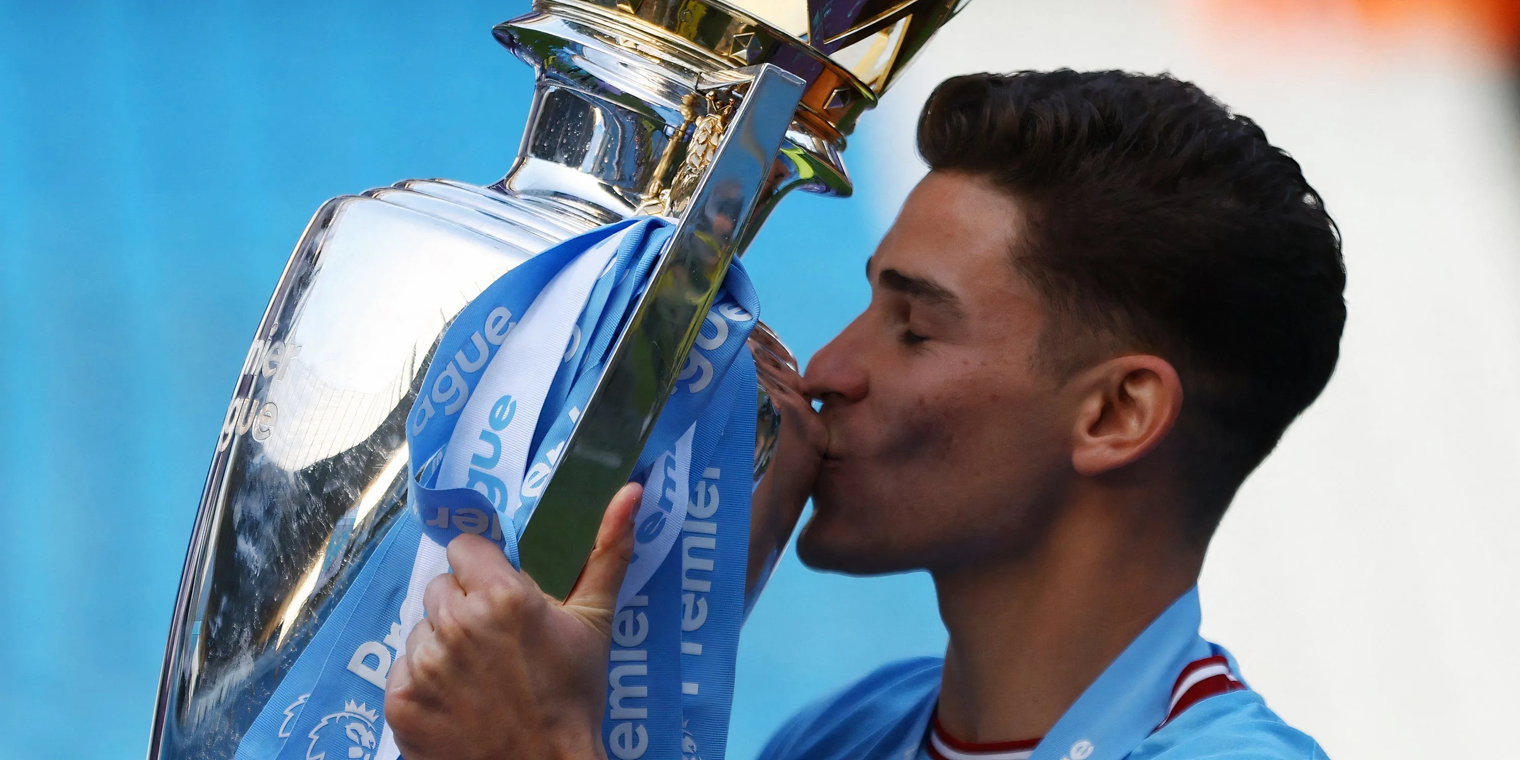 Julian Alvarez cùng chiếc cúp Ngoại hạng Anh khi còn khoác áo Manchester City.