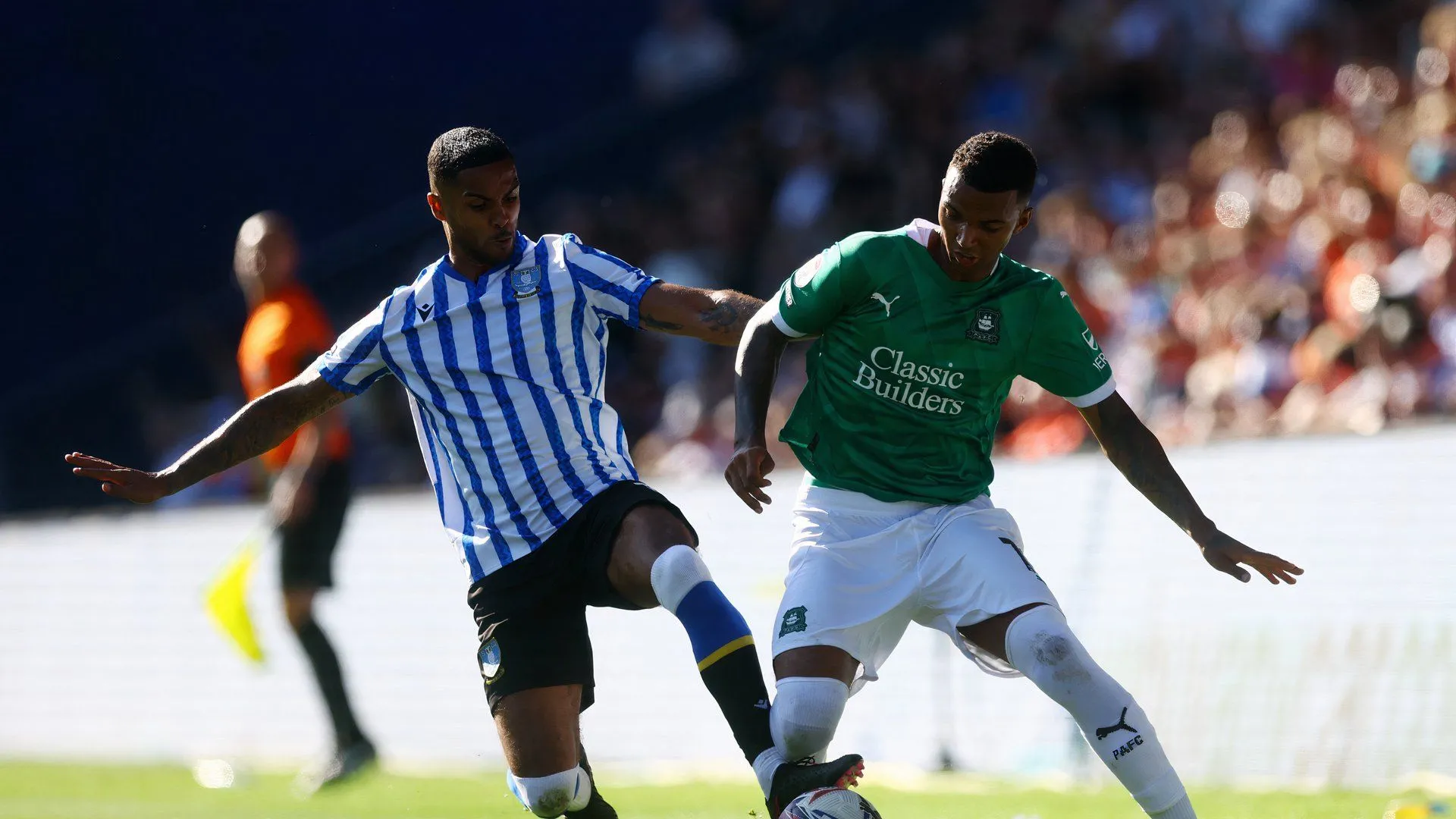 Max Lowe thi đấu nổi bật cho Sheffield Wednesday ở Championship, khẳng định giá trị không thể thay thế của mình.