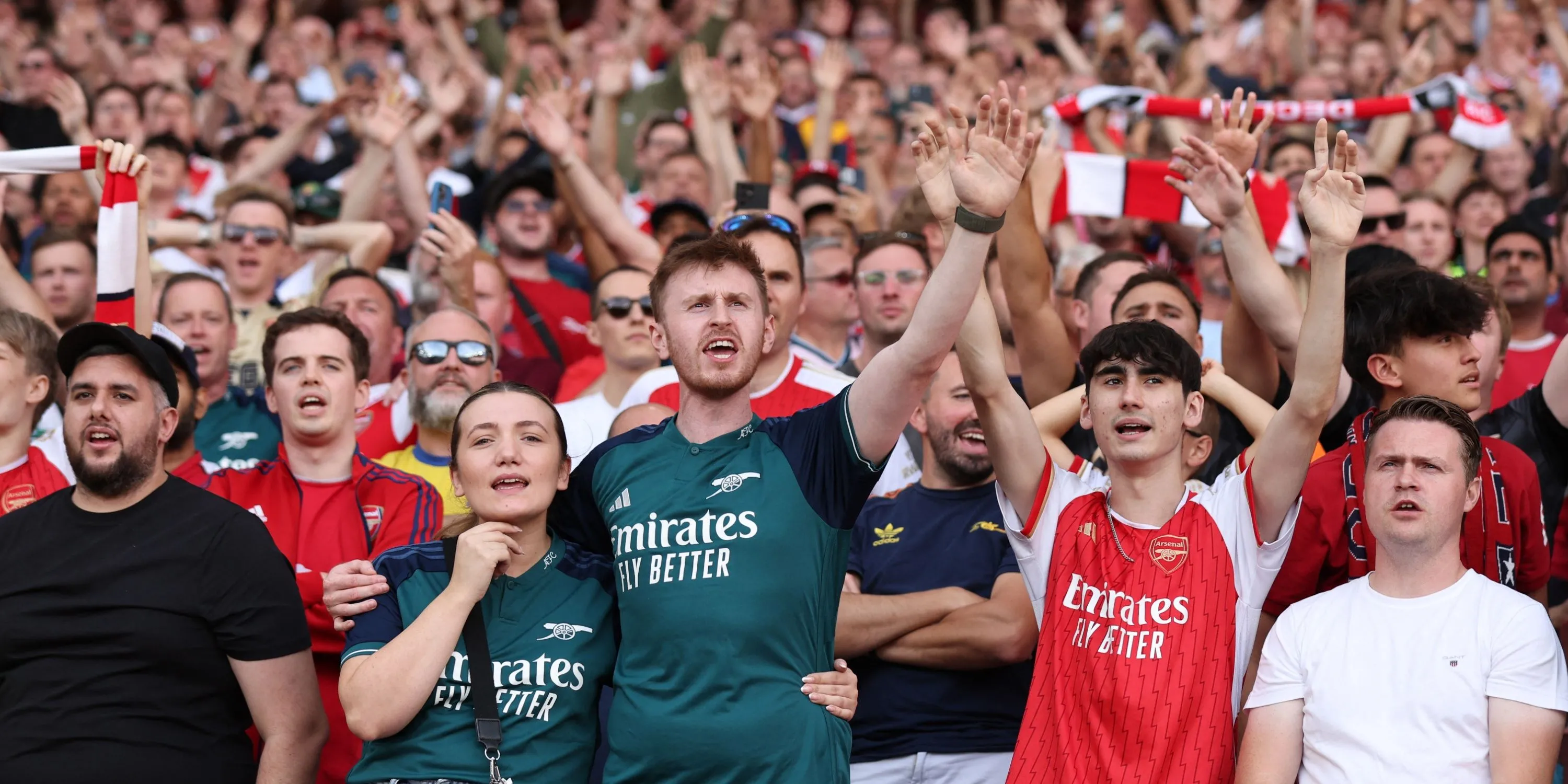 Người hâm mộ Arsenal hát vang bài ca cổ động The Angel (North London Forever) tại Emirates