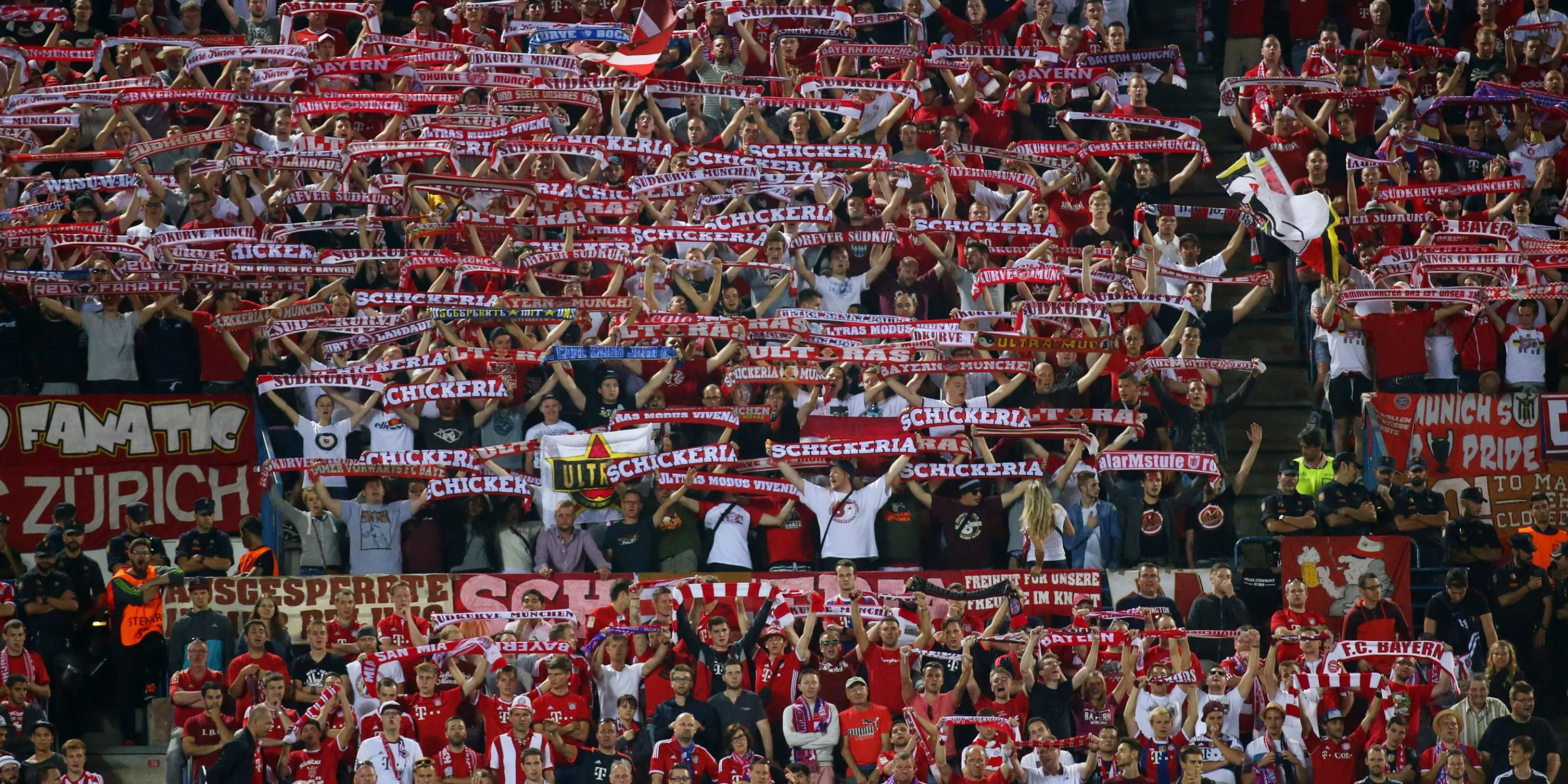 Người hâm mộ Bayern Munich giơ cao khăn cổ động và hát vang bài Stern des Sudens