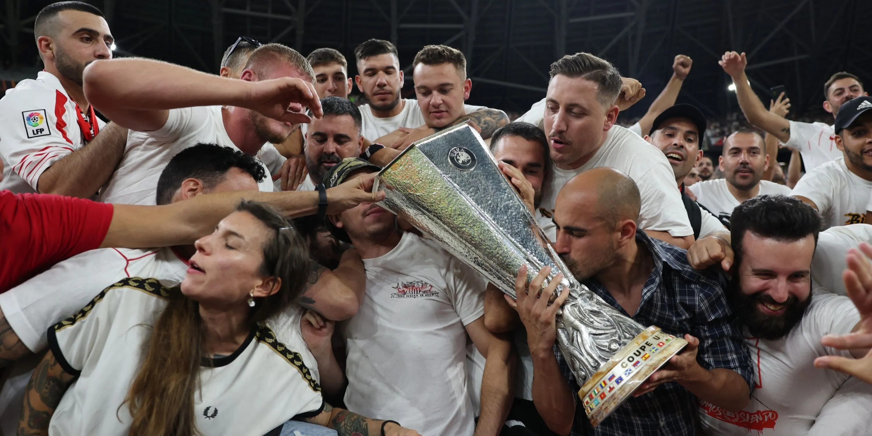 Người hâm mộ Sevilla ăn mừng chức vô địch Europa League, thể hiện niềm tự hào với Himno Centenario