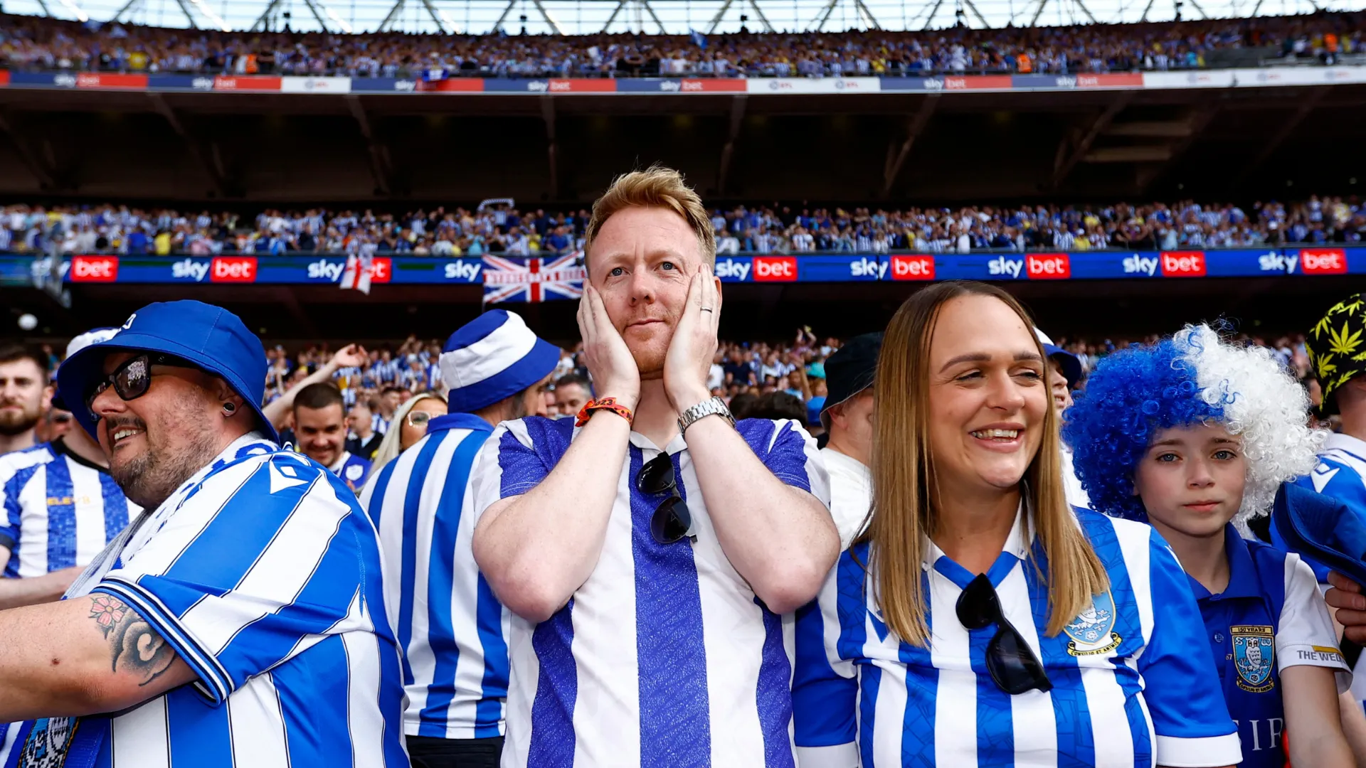Người hâm mộ Sheffield Wednesday tại Sân vận động Wembley thể hiện sự lo lắng và bối rối về tình hình đội bóng