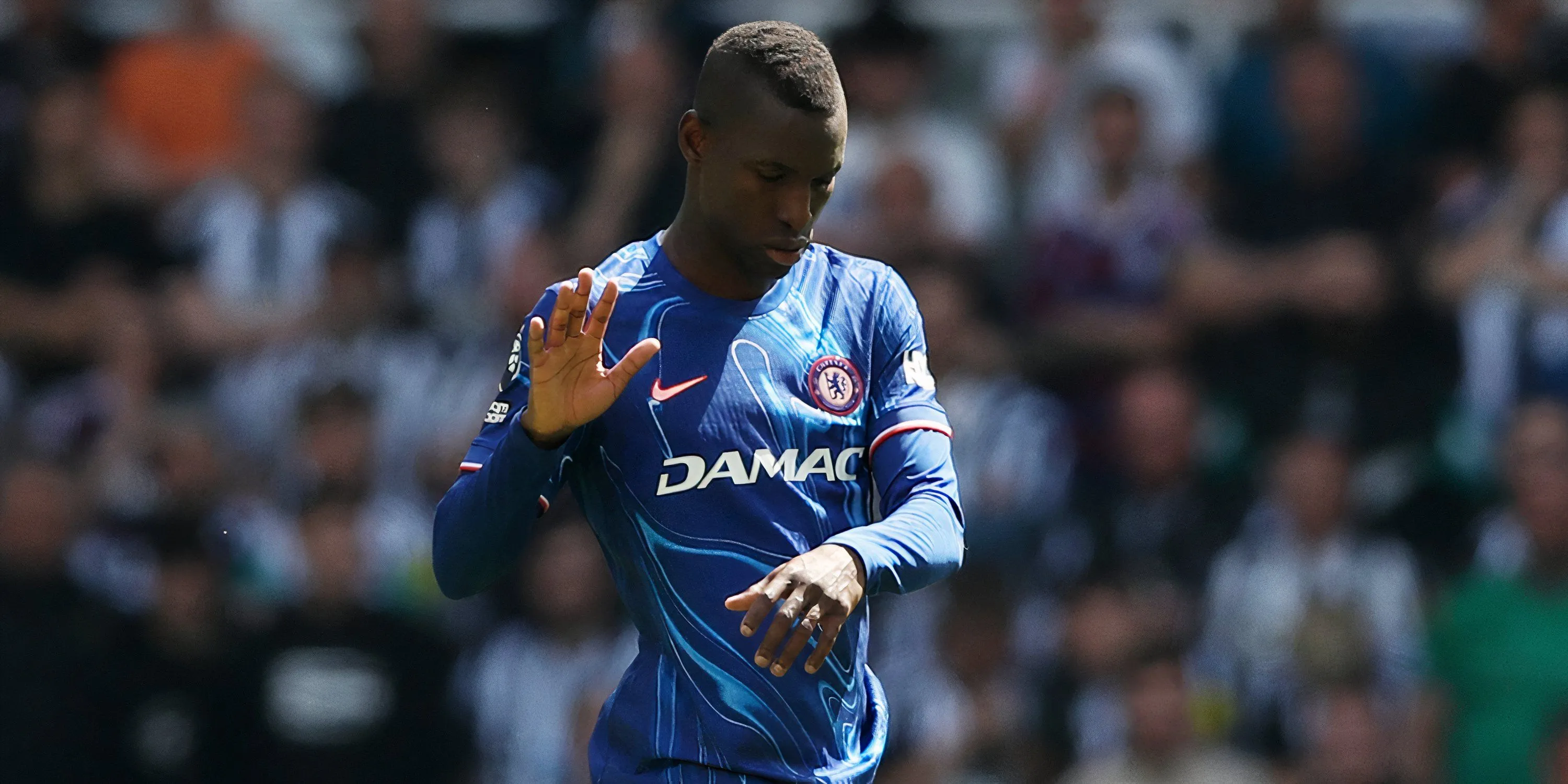 Nicolas Jackson của Chelsea dứt điểm trong một trận đấu Premier League